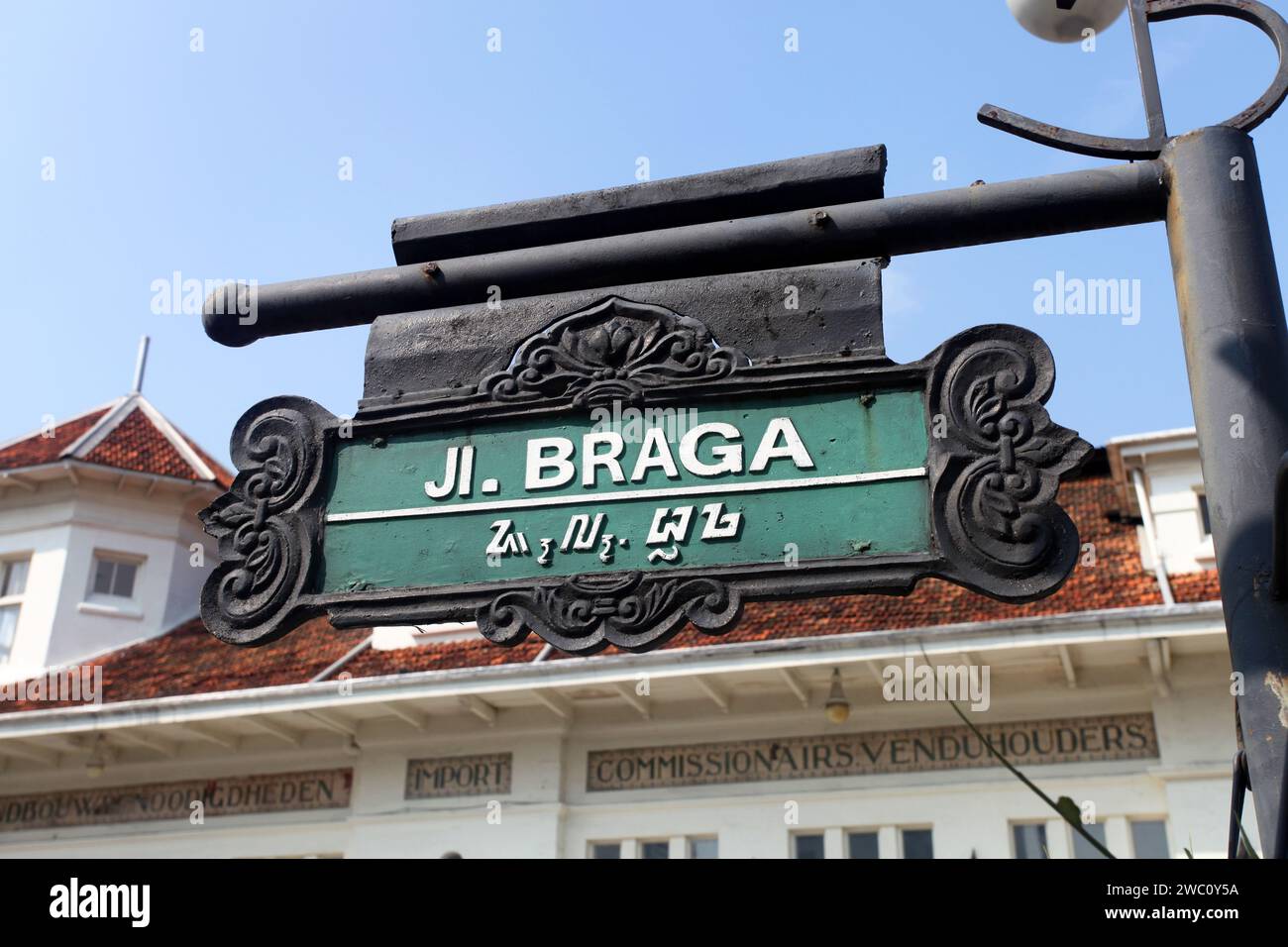 Jl. Namensschild für Braga oder Braga Street in der Innenstadt von Bandung City, Indonesien. Stockfoto