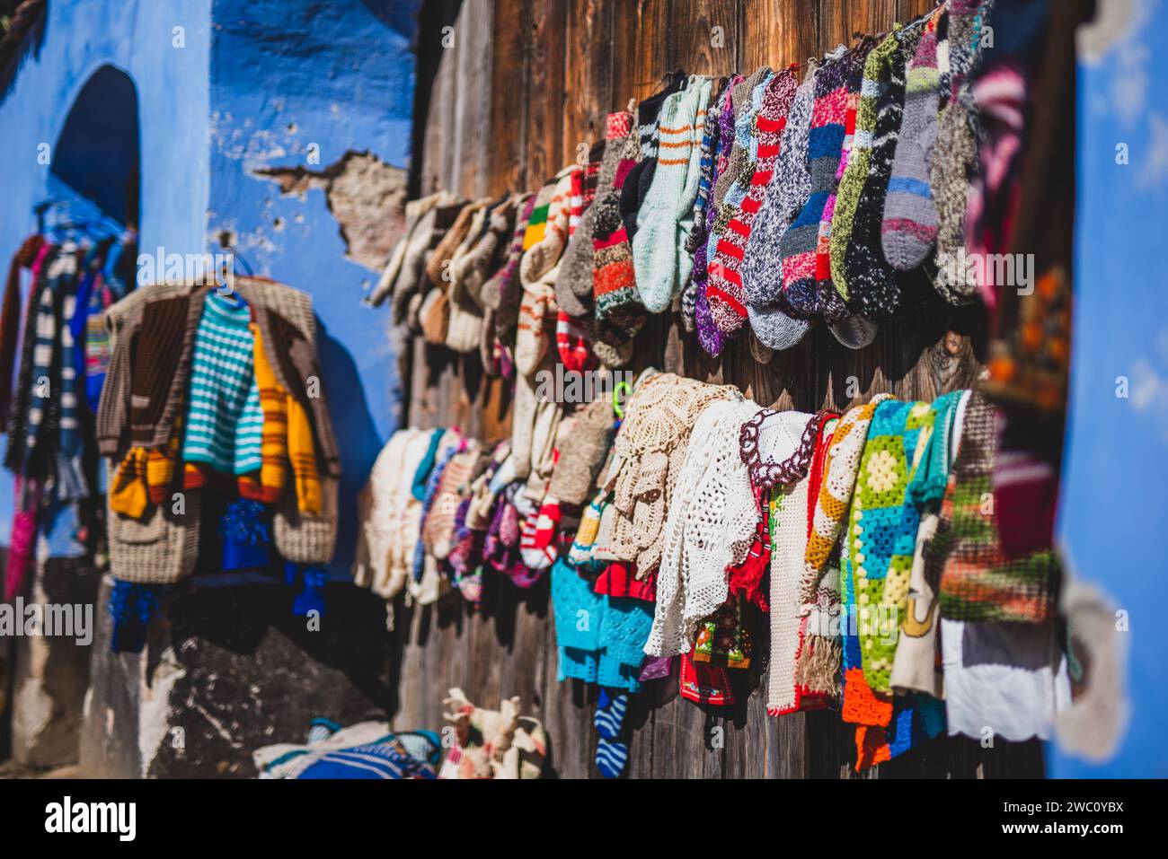 Eine Kollektion von farbenfrohen Stricksocken, die im Freien ausgestellt werden Stockfoto