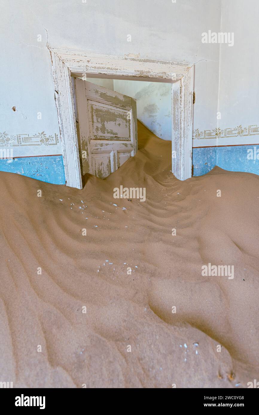 Wüstensand bedeckt das Innere eines der vielen verlassenen Grundstücke der alten Geisterstadt Kolmanskop im Süden Namibias Stockfoto