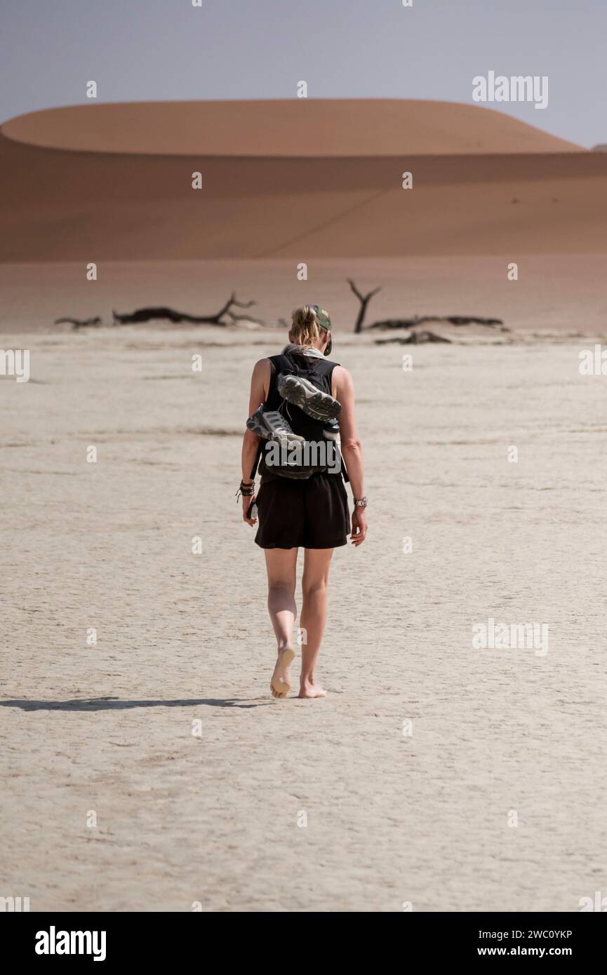 Eine Frau läuft barfuß auf der Salzpfanne des toten Vlei in Sossusvlei Namibia Stockfoto