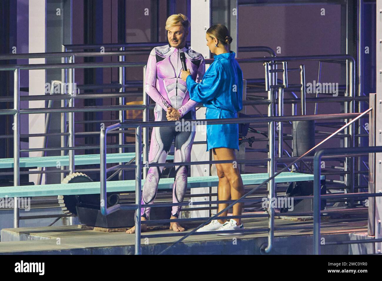 Sam Dylan und Laura Wontorra - Livesendung des RTL Turmspringen 2024 im Berliner Velodrom am 12.01.2024. RTL Turmspringen - Livesendung *** Sam Dylan und Laura Wontorra Live-Übertragung der RTL Turmspringen 2024 im Berliner Velodrom am 12 01 2024 RTL Turmspringen Live-Übertragung Stockfoto