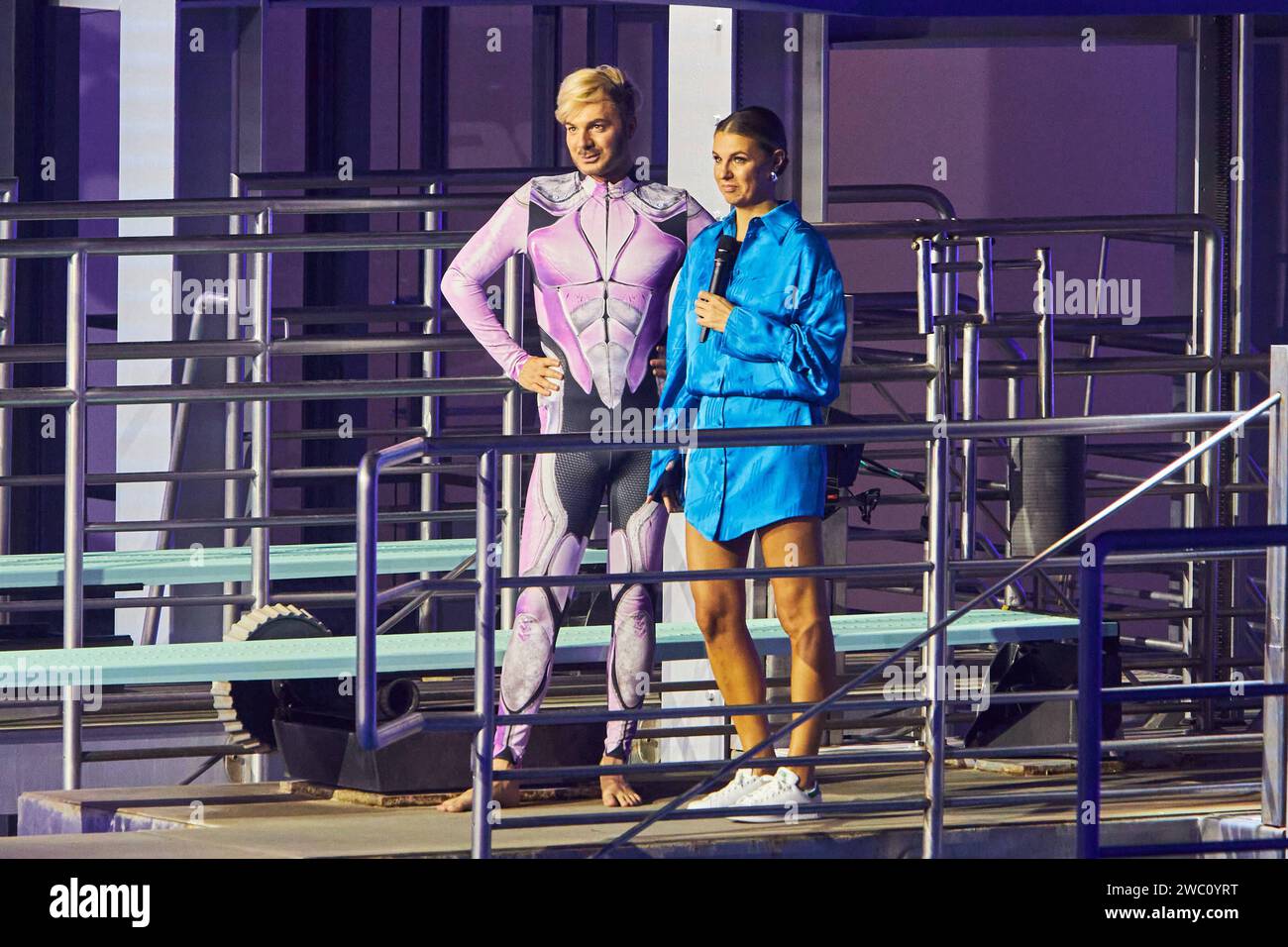 Sam Dylan und Laura Wontorra - Livesendung des RTL Turmspringen 2024 im Berliner Velodrom am 12.01.2024. RTL Turmspringen - Livesendung *** Sam Dylan und Laura Wontorra Live-Übertragung der RTL Turmspringen 2024 im Berliner Velodrom am 12 01 2024 RTL Turmspringen Live-Übertragung Stockfoto