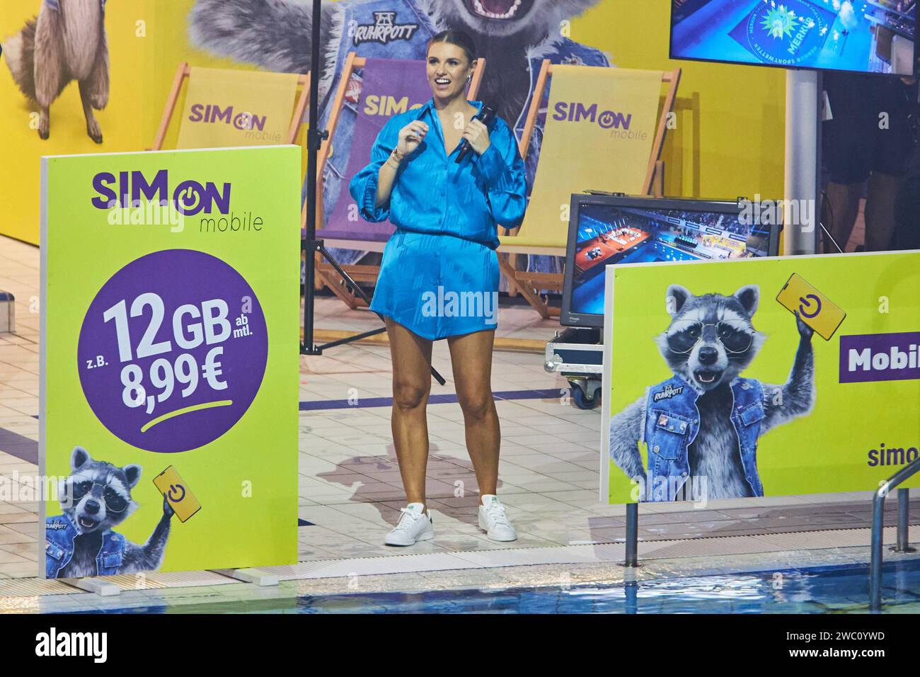 Laura Wontorra - Livesendung des RTL Turmspringen 2024 im Berliner Velodrom am 12.01.2024. RTL Turmspringen - Livesendung *** Laura Wontorra Live-Übertragung der RTL Turmspringen 2024 im Berliner Velodrom am 12 01 2024 RTL Turmspringen Live-Übertragung Stockfoto