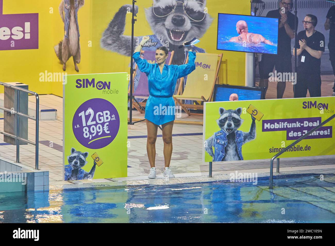 Laura Wontorra - Livesendung des RTL Turmspringen 2024 im Berliner Velodrom am 12.01.2024. RTL Turmspringen - Livesendung *** Laura Wontorra Live-Übertragung der RTL Turmspringen 2024 im Berliner Velodrom am 12 01 2024 RTL Turmspringen Live-Übertragung Stockfoto