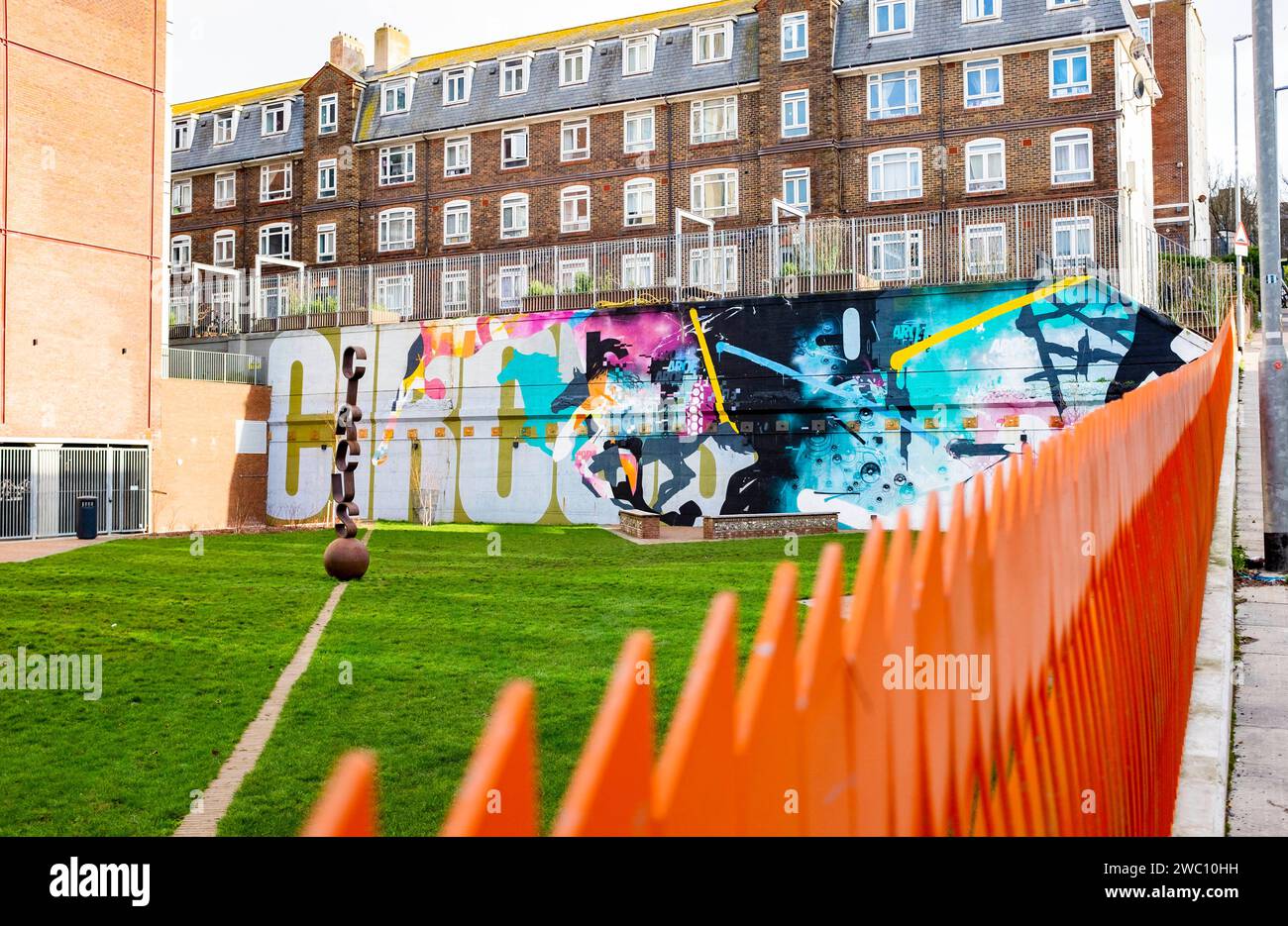 Die Regenerationsanlage der Circus Street in Brighton mit den alten Milner Flats hinter dem 2,4 Hektar großen Gelände der Circus Street war der kommunale Obst- und Gemüsemarkt und das nebengebäude der Universität. Das zu einem „Innovationsviertel“ mit brandneuen Büro-, Wohn- und Kreativräumen umgestaltet wurde, Credit Simon Dack Stockfoto