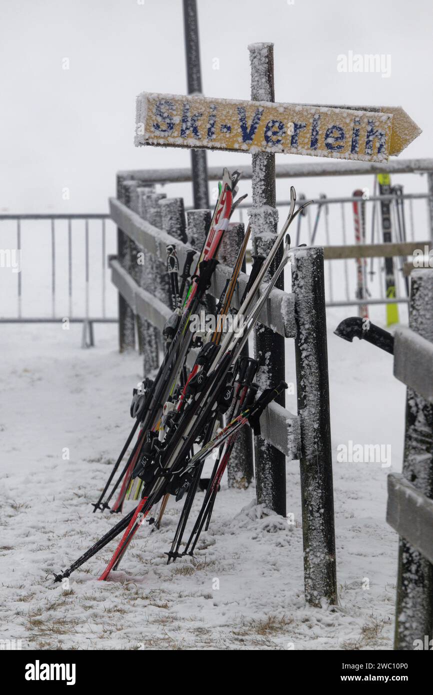 Skigebiet Sahnehang, im Nebel, wenig Schnee, nur knstlicher Schnee auf den  Pisten, Disko fr hollndische Touristen, Winter, in der Nhe von  Altastenberg, Winterberg, Sauerlan Stockfotografie - Alamy