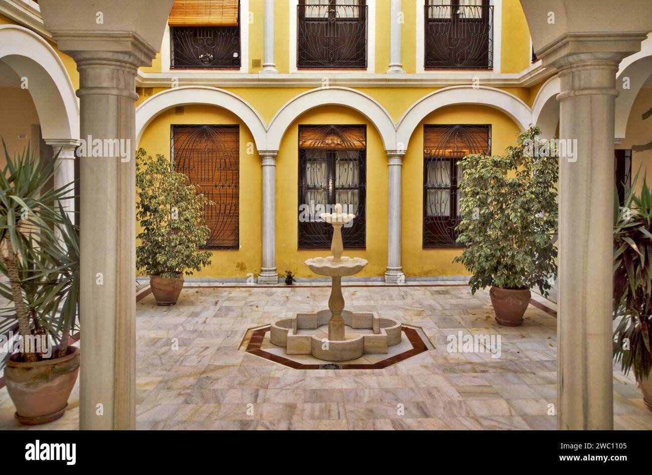 Terrasse im Haus in Juderia, altes jüdisches Viertel in Cordoba, Andalusien, Spanien Stockfoto