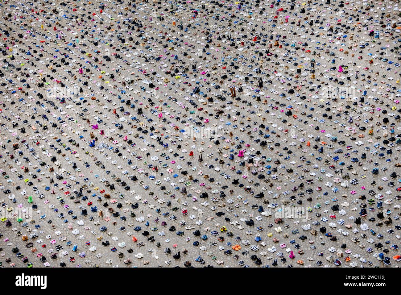 AMSTERDAM - Tausende von Kinderschuhen befinden sich auf dem Dam-Platz während einer Gedenkveranstaltung für die Opfer von Kindern, die während des Krieges im Gazastreifen gefallen sind. Außerdem werden die Kindernamen von berühmten Holländern vorgelesen. ANP REMKO DE WAAL niederlande raus - belgien raus Stockfoto