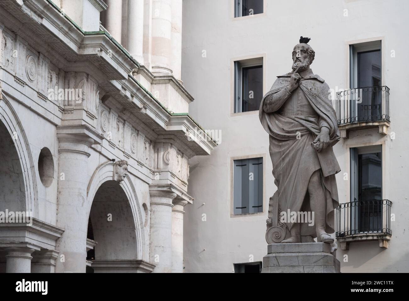 Andrea Palladio Statue und Palladianusbasilika aus der Renaissance Palladiana erbaut im 16. Jahrhundert von Andrea Palladio auf der Piazza dei Signori im historischen Zentrum Stockfoto