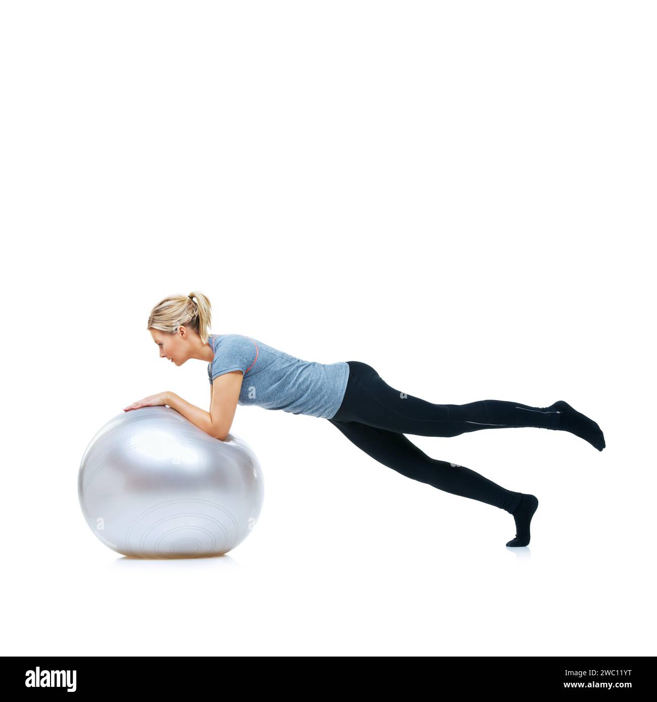 Frau, Gym Ball oder Balance im Studio für Workout, Wellness oder Mobilitätsübungen auf weißem Hintergrund. Weibliche Athletin, Trainingsgeräte oder Fitness für Stockfoto