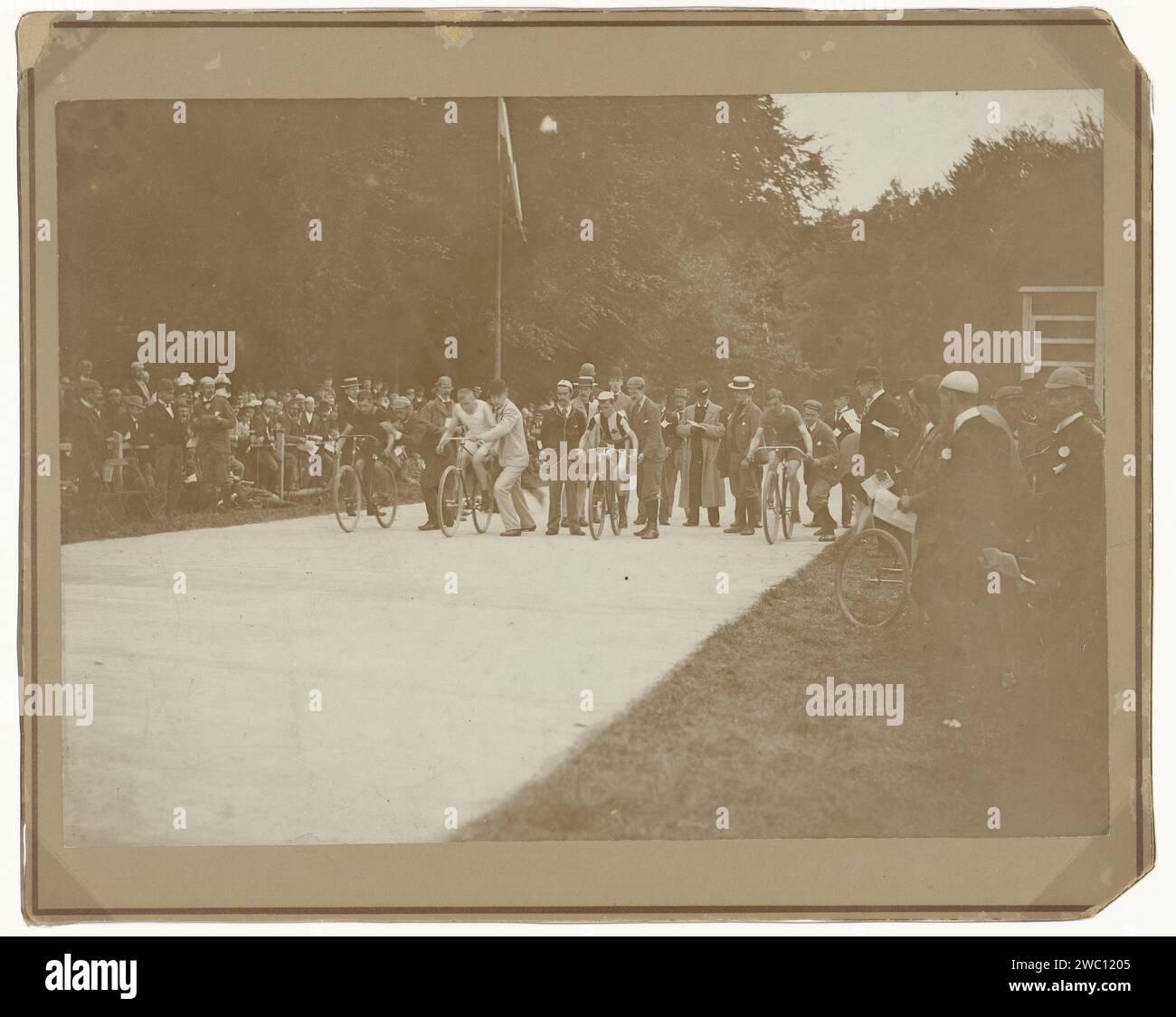 Radrennen, der Start auf einer Forststraße, Anonym, 1890 - 1910 Foto Niederlande Papier Albumendruck Bicycle Tour, E.G.: 'Tour de France', 'Giro d'Italia' Stockfoto