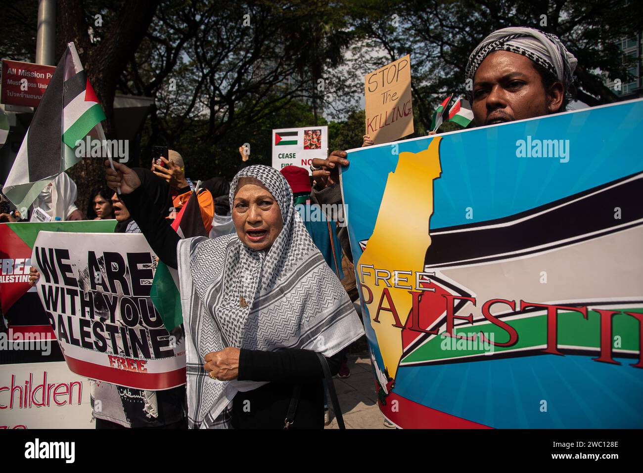 Bangkok, Thailand. Januar 2024. Demonstranten nehmen an der Demonstration Teil. Eine Gruppe von Aktivisten und propalästinensischen Demonstranten hat vor der US-Botschaft in Bangkok demonstriert, dass sie für einen dauerhaften Waffenstillstand in Gaza aufruft und den Globalen Aktionstag für die Gaza-Weltbewegung markiert. Quelle: SOPA Images Limited/Alamy Live News Stockfoto