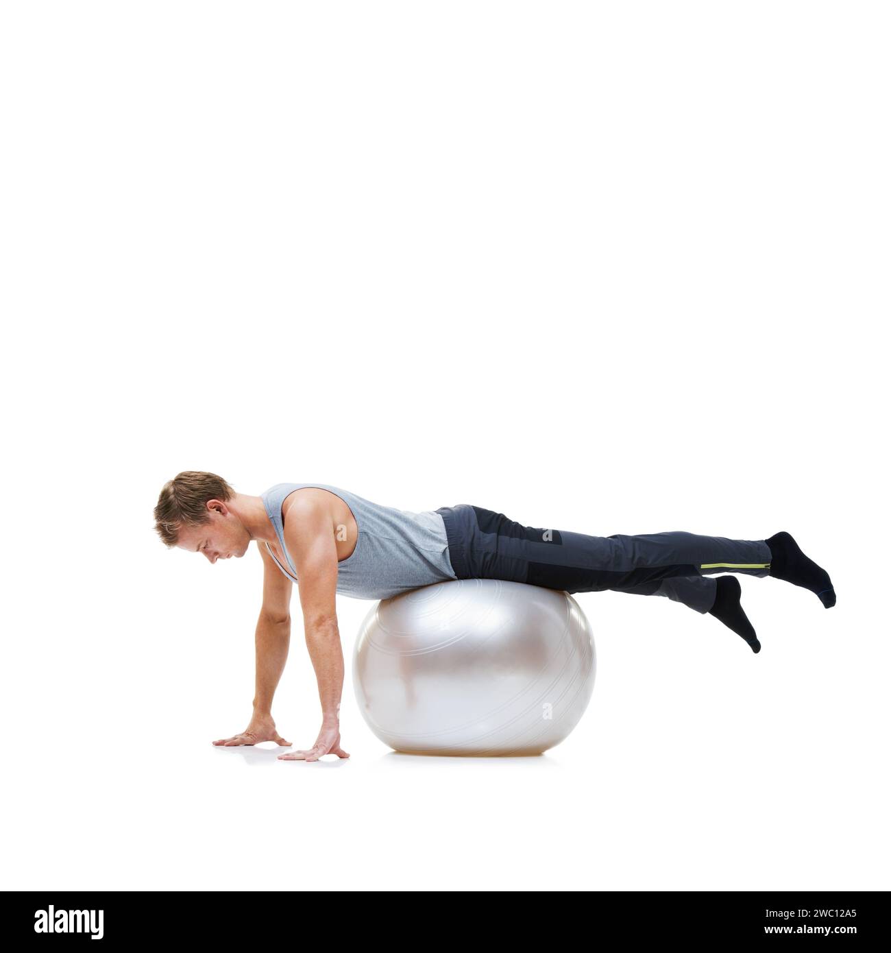 Mann, Fitness und Übungsball für Workout, Training oder Gesundheit und Wellness vor weißem Studio Hintergrund. Aktive männliche Person oder Sportler in Runde Stockfoto