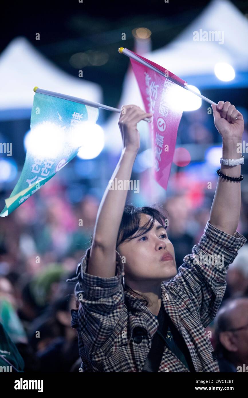 Die Leute im Lager der Demokratischen Progressiven Partei (DPP) warten auf die Ergebnisse der Präsidentschaftswahlen in Taiwan (Republik China) 2024, Taipeh Stockfoto