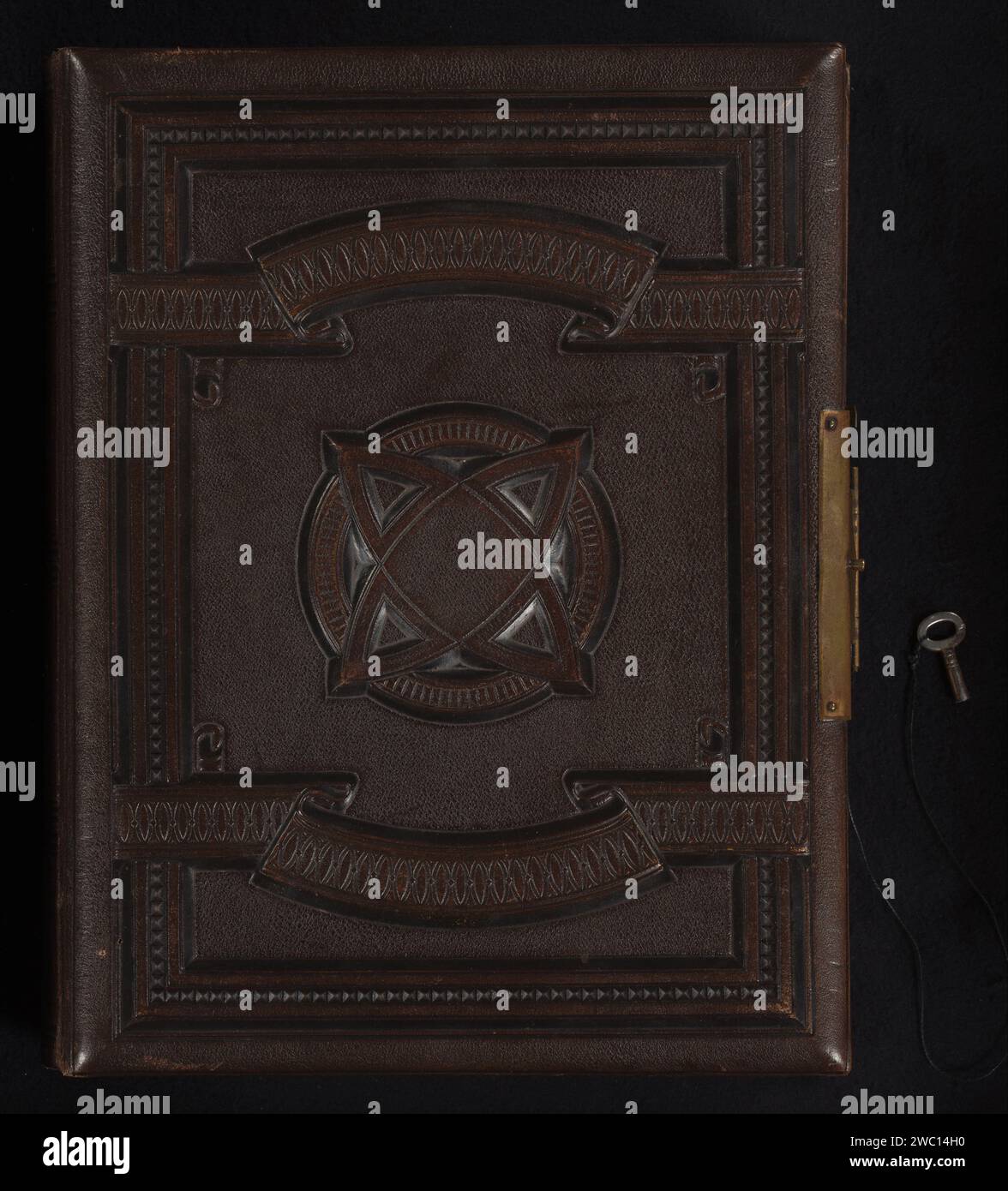 Fotoalbum mit Spielbox mit vierzig Fotos, anonym, verschiedene Hersteller, 1880 - 1940 Musikbox Fotoalbum mit 21 Seiten mit insgesamt 40 Fotos. Das Album enthält 9 Kabinettfotos und 31 Cartes-de-Visiting mit goldenen Linien oder Dekorationen von blumengerahmten Passepartouts. Nicht alle Passepartouts sind gefüllt. Auf der Rückseite des Albums befindet sich eine Spielbox, die durch den Verschluss aktiviert werden kann. Porträts unbekannter Männer, Frauen und Kinder sowie eine Fotoproduktion einer Zeichnung von zwei Frauen mit Hüten sind abgebildet. Die Fotos wurden von verschiedenen Herstellern aufgenommen, von denen die meisten produziert wurden Stockfoto