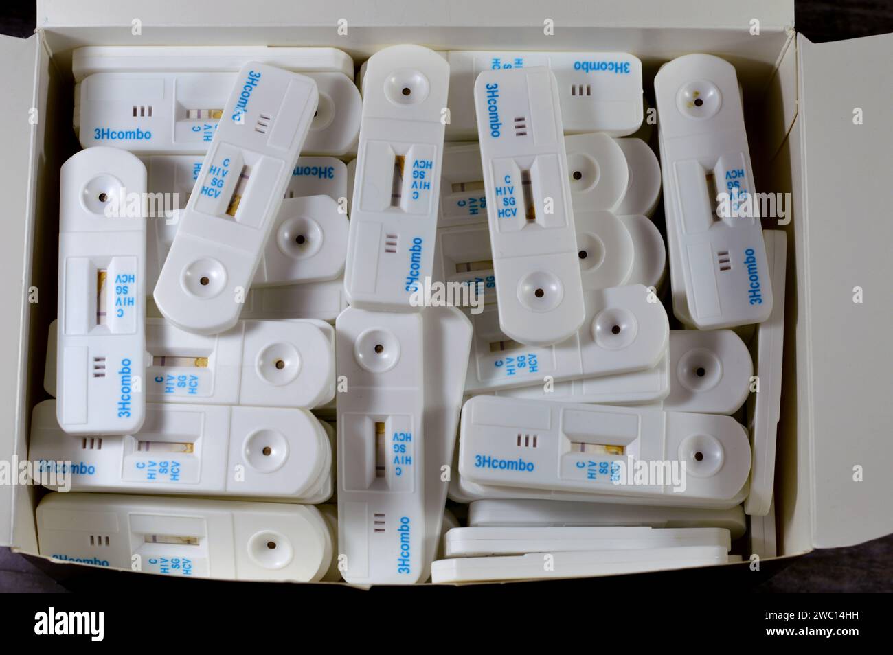 Kairo, Ägypten, 11. Januar 2024: Artron Rapid Blood Test Kassettenkit für Hepatitis C Virus Antikörper HCV ab, Human Immun Virus HIV AIDS Test und HBsA Stockfoto