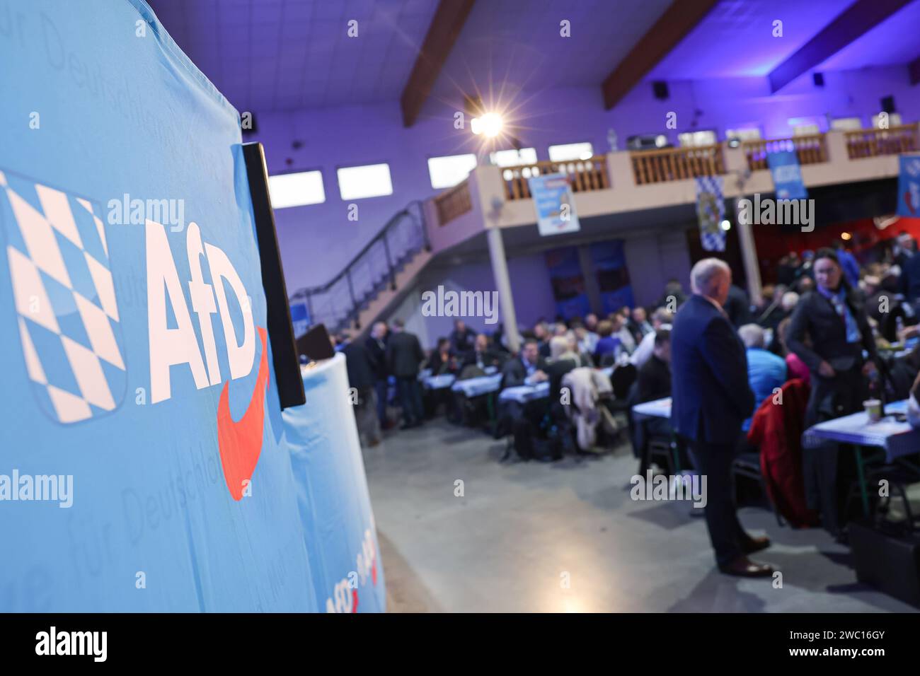  Greding, Deutschland. Januar 2024. Ein AfD-Logo hängt im Hippodrom, wo Illustration 