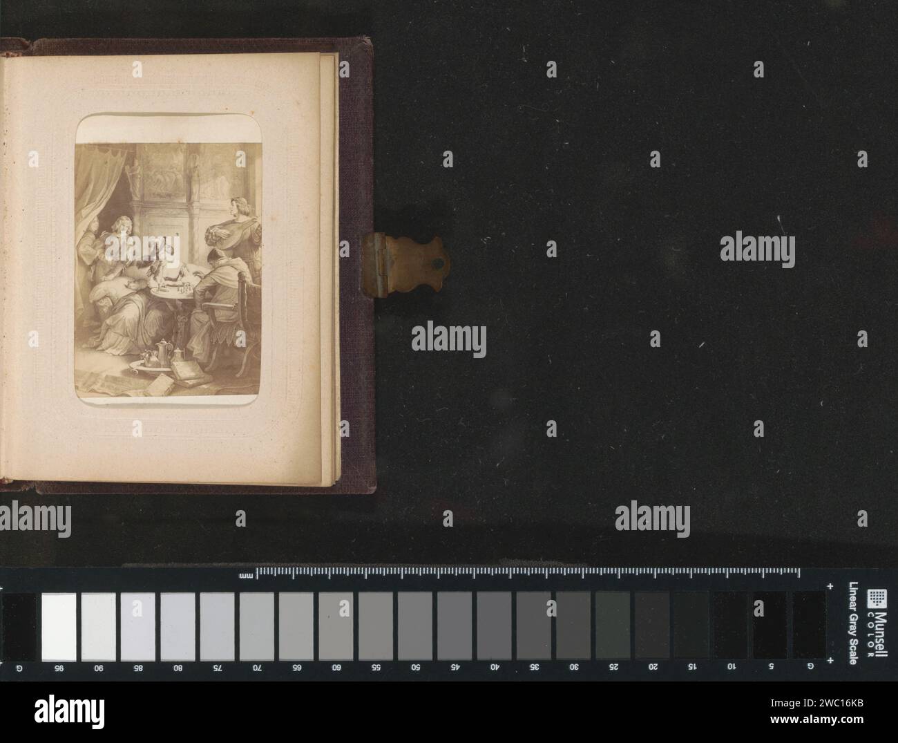 Fotoproduktion von (vermutlich) einer Druckschrift von W. von Kaulbach: Adelheid (Goetz von Berlichingen), Andries Jager, nach Anonym, um 1860 - um 1890 Fotografie. Besuchskarte Teil des Fotoalbums mit 16 Cartes-de Visite von weiblichen Figuren aus dem Werk von J. W. von Goethe. Amsterdam Papier. Unterstützung für Fotos. Pappalbumenabdruck Jugendliche, junge Frau, Mädchen. Erwachsener Mann. Mann und Frau spielen Schach, Frau gewinnt Stockfoto