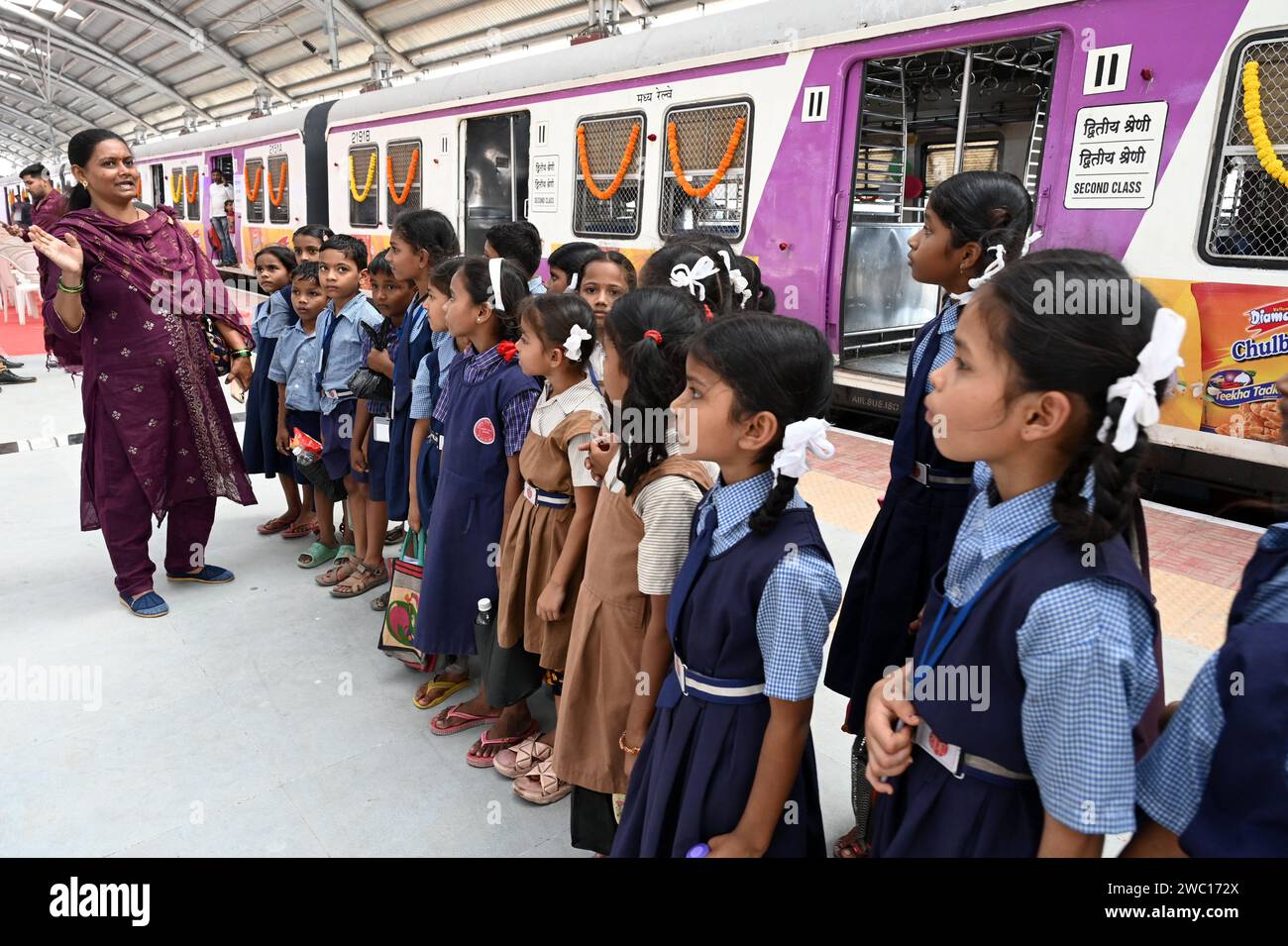 Navi Mumbai, Indien. Januar 2024. NAVI MUMBAI, INDIEN - 12. JANUAR: Die Kinder und Lehrer der Zilla Parishad School wurden vor dem Besuch des Premierministers am 12. Januar 2024 in Navi Mumbai, Indien, zum Zug gebracht. (Foto: Bachchan Kumar/Hindustan Times/SIPA USA) Credit: SIPA USA/Alamy Live News Stockfoto