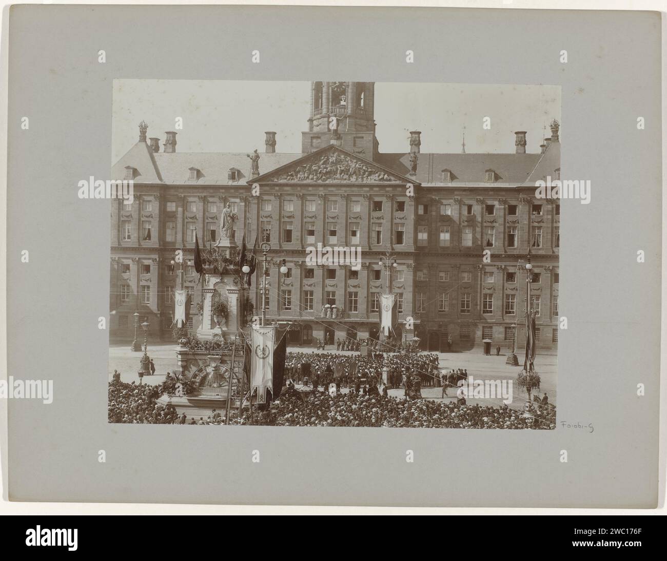 Aubade zu Königin Wilhelmina, Königin Mutter Emma und Prinzessin zu Wied im Palast am Dam-Platz in Amsterdam, Barend Groote (möglich), 1898 Foto Teil des Fotoalbums mit zehn Aufnahmen der Einweihung von Königin Wilhelmina und der Einweihungsparteien. Dam-fotografische Stützinstallation eines Lineals - BB - weibliches Lineal. Zeremonielle Feier der Einsetzung eines Herrschers. Öffentliche Feierlichkeiten anlässlich königlicher Veranstaltungen. Menge, Mob. Chor. Denkmal, Statue Königspalast Amsterdam. Dam. Naatje auf dem Damplatz Stockfoto