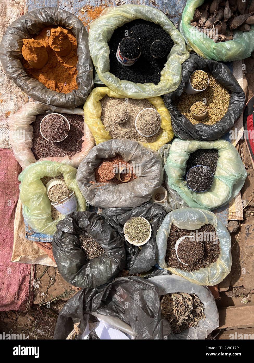 Bulk-Gewürz in Plastiktüten auf einem Markt in Äthiopien. Stockfoto