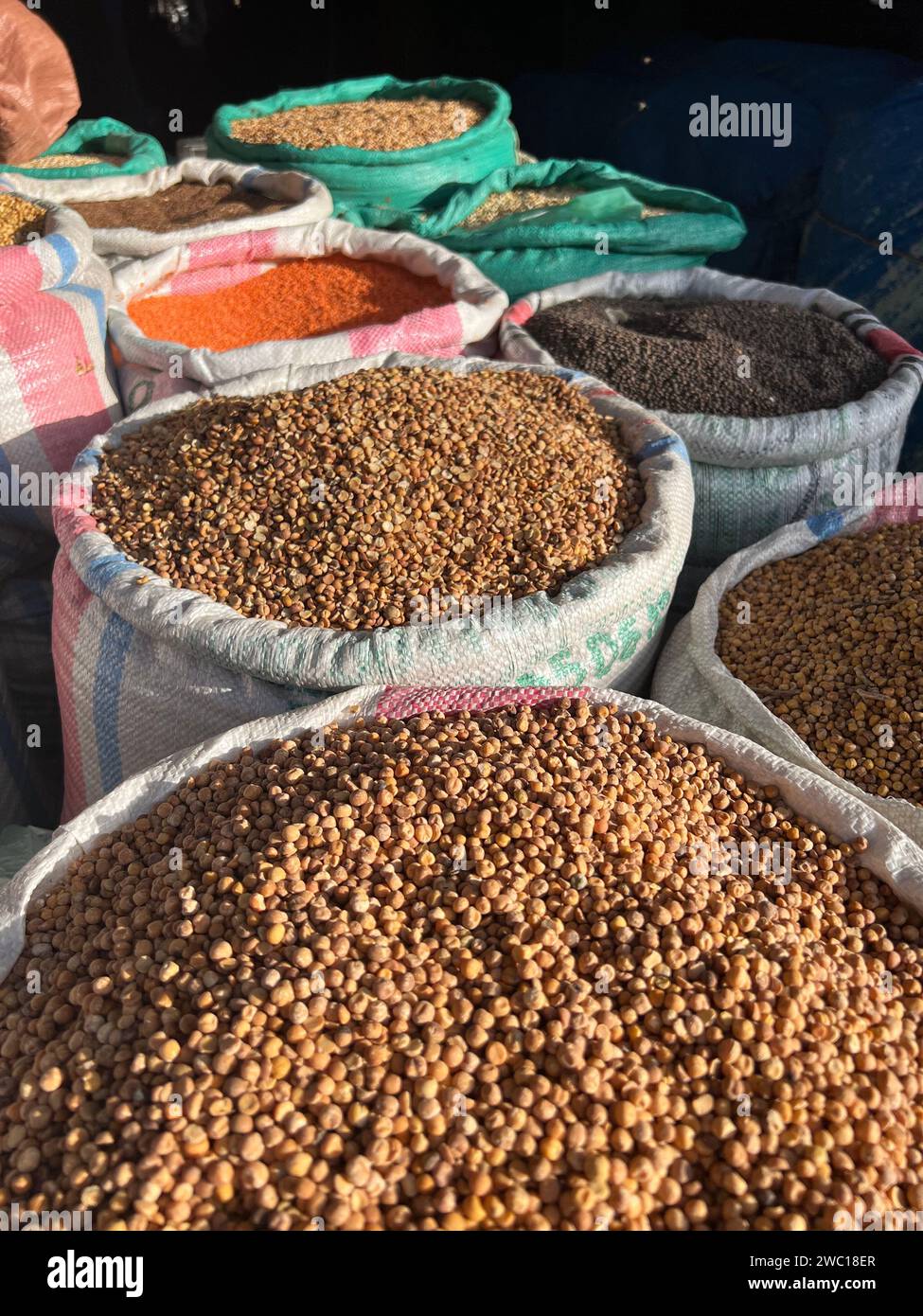 Bulk-Gewürz in Plastiktüten auf einem Markt in Äthiopien. Stockfoto
