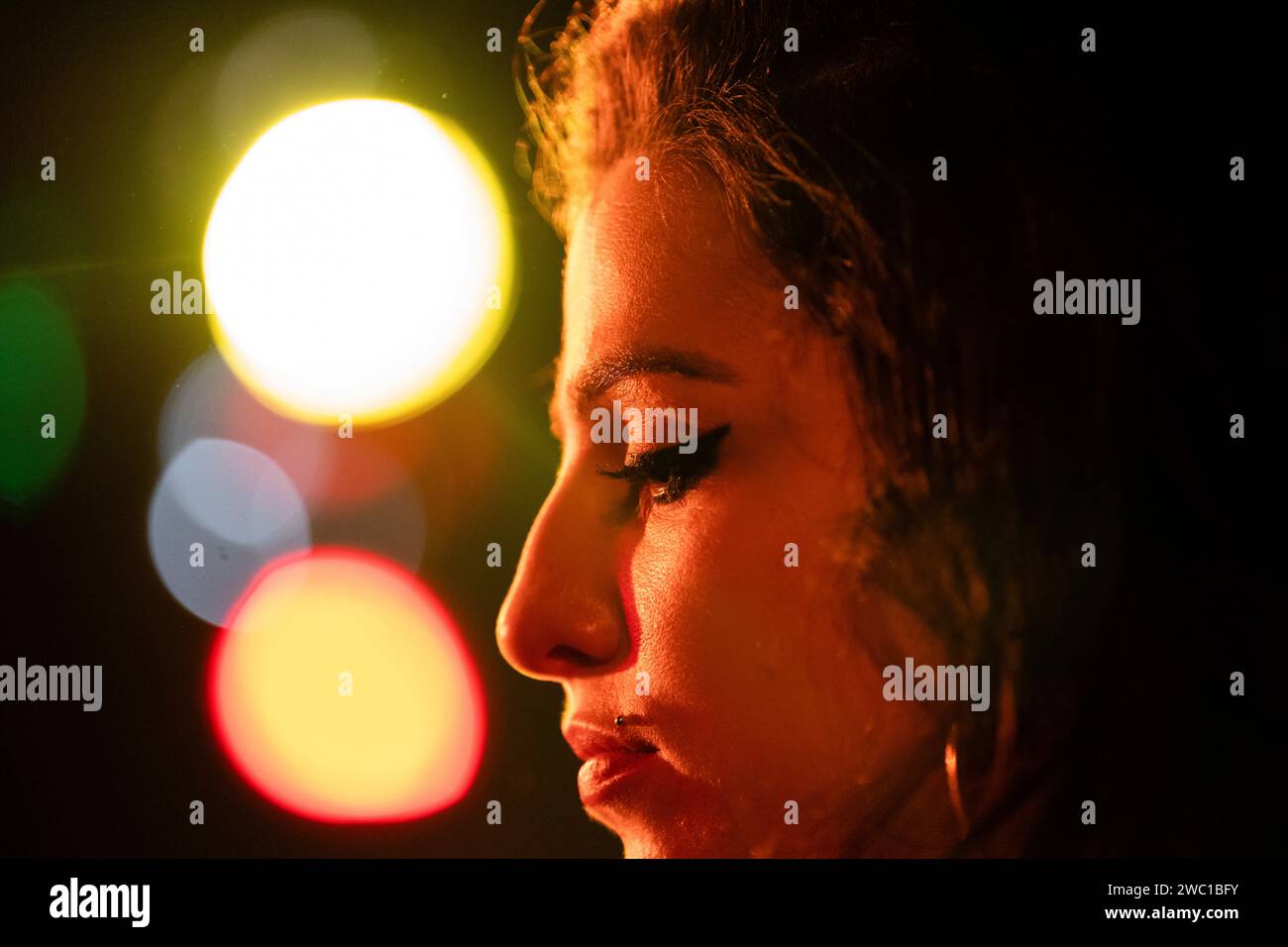 Back to Black (2024) von Sam Taylor-Johnson mit Marisa Abela als Amy Winehouse in dieser Biopic über ihr Leben und ihre Musik. US-Werbefoto ***NUR REDAKTIONELLE VERWENDUNG***. Beschreibung: BFA / Dean Rogers / Focus Features Stockfoto