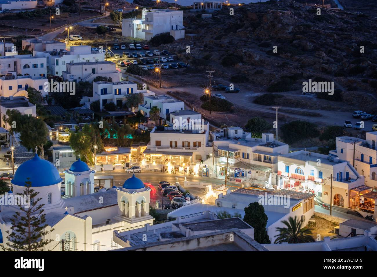 IOS, Griechenland - 14. September 2023 : Blick auf die Hauptstraße des beleuchteten und malerischen Dorfes iOS Griechenland Stockfoto