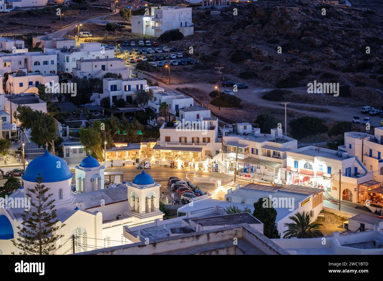 IOS, Griechenland - 14. September 2023 : Blick auf die Hauptstraße des beleuchteten und malerischen Dorfes iOS Griechenland Stockfoto