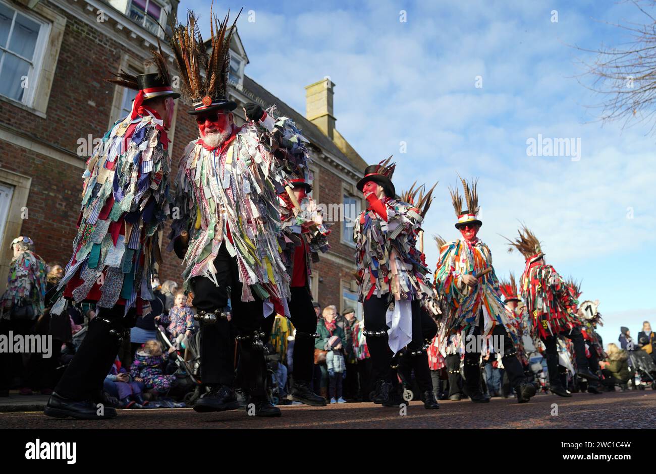 Morris-Tänzer treten auf, während der Strohbär während des Whittlesea Straw Bear Festival in Whittlesea, Cambridgeshire, durch die Straßen gleitet. Bilddatum: Samstag, 13. Januar 2024. Stockfoto