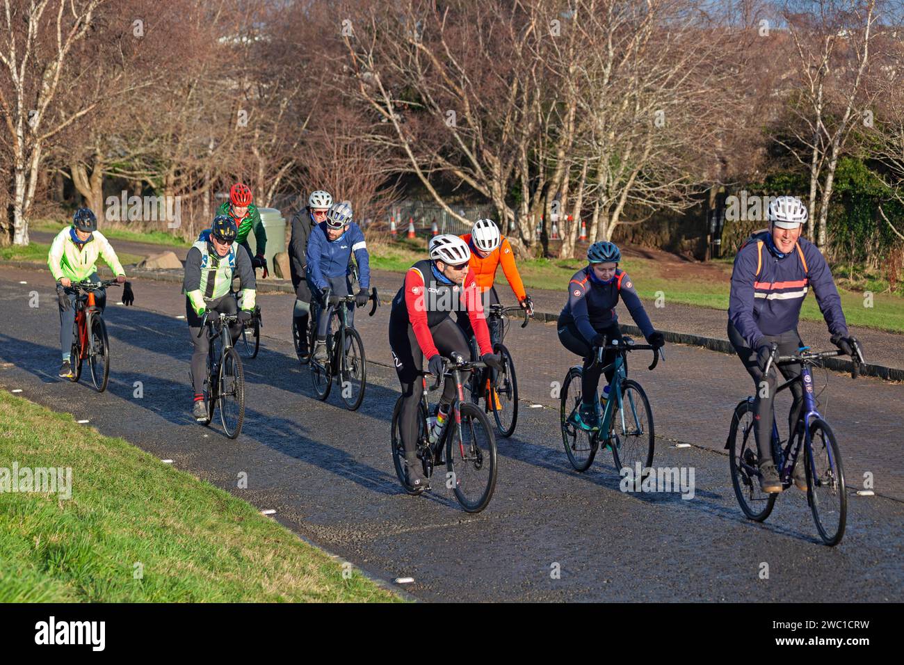 Holyrood Park, Edinburgh, Schottland, Großbritannien. 13. Januar 2024. „Davy and Mark's Ride“, Mark Beaumont, Davy Zyw und Doddie helfen Unterstützern bei Arthurs Seat um 12 Uhr, für einige Doddie Aid Runden, bei Sonnenschein bei 4 Grad Celsius. Doddie Aid ist eine virtuelle Veranstaltung, die von dem ehemaligen schottischen Kapitän Rob Wainwright gegründet wurde. In Erinnerung an das verstorbene Doddie Weir, Spenden für die Doddie Foundation meines Namens, eine Wohltätigkeitsorganisation, die sich für die Finanzierung der Motor Neuron-Krankheit einsetzt. Quelle: ArchWhite/Alamy Live News. Stockfoto