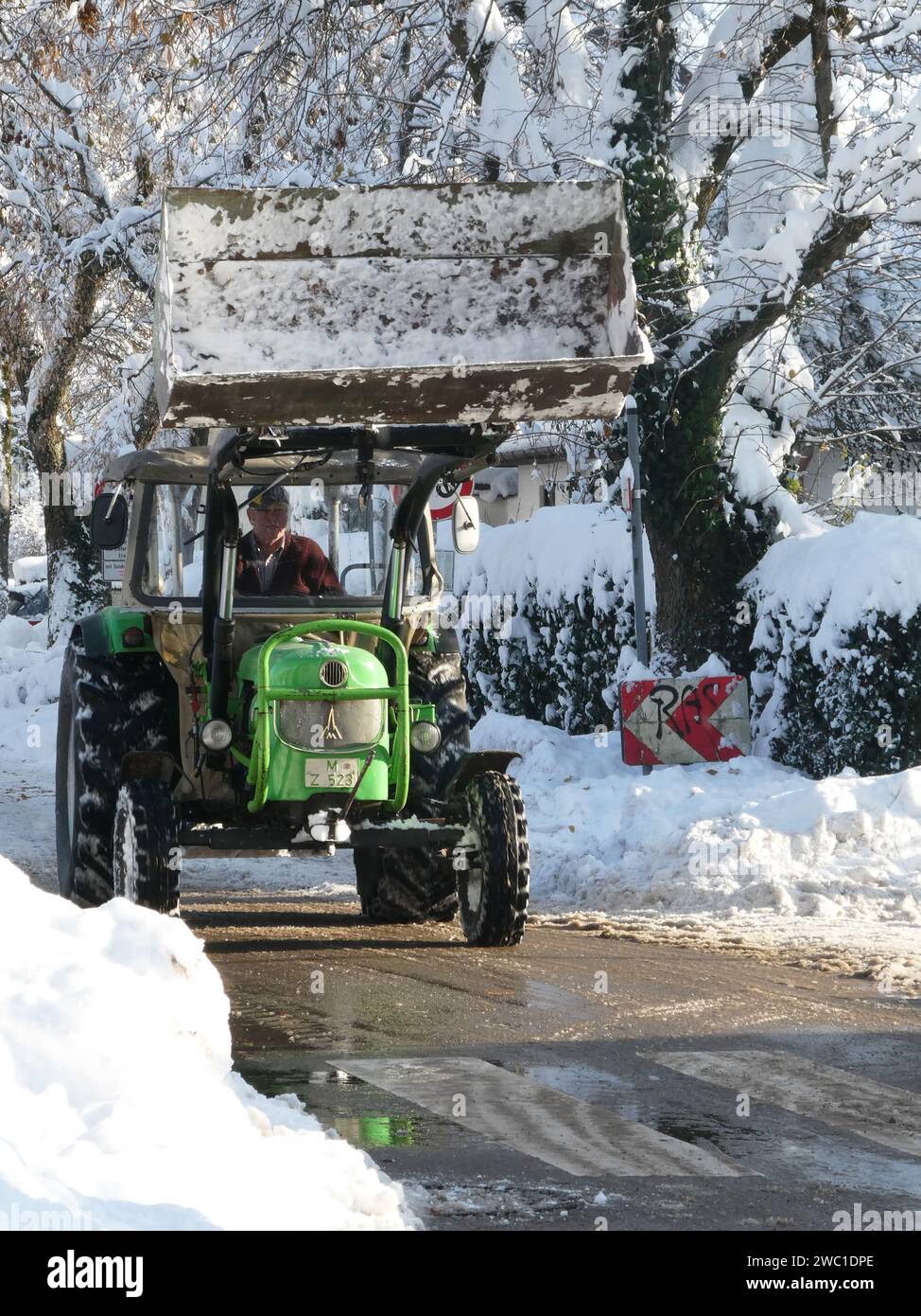 Bayern unter Schnee, Schneepflug im Dienst, um den starken Schneefall in Garching bei Muenchen zu beseitigen Stockfoto