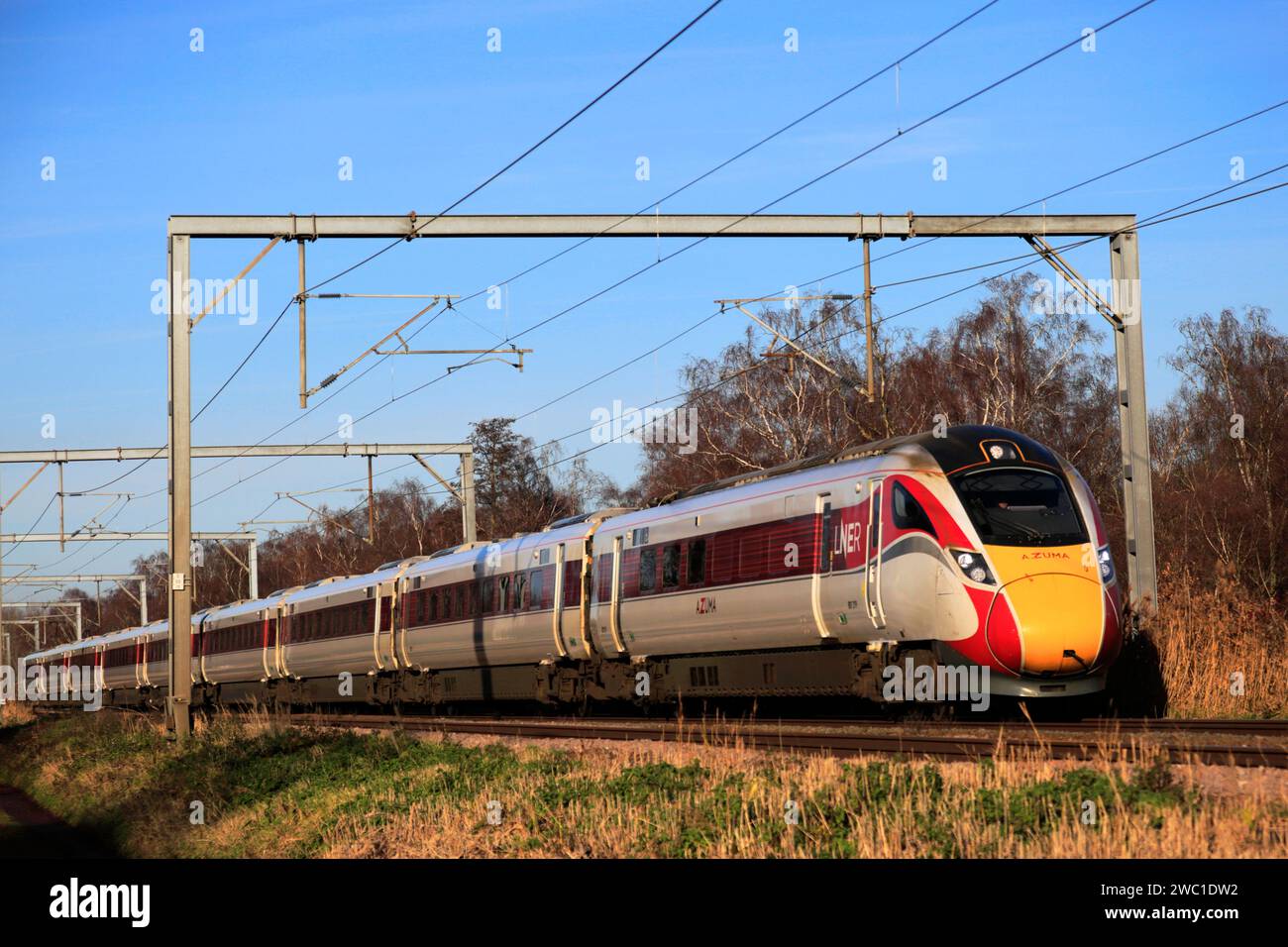 LNER, Azuma 801 Klasse Zug, vorbei an Offord Cluny Village, East Coast Main Line Railway, Cambridgeshire, England, Großbritannien Stockfoto