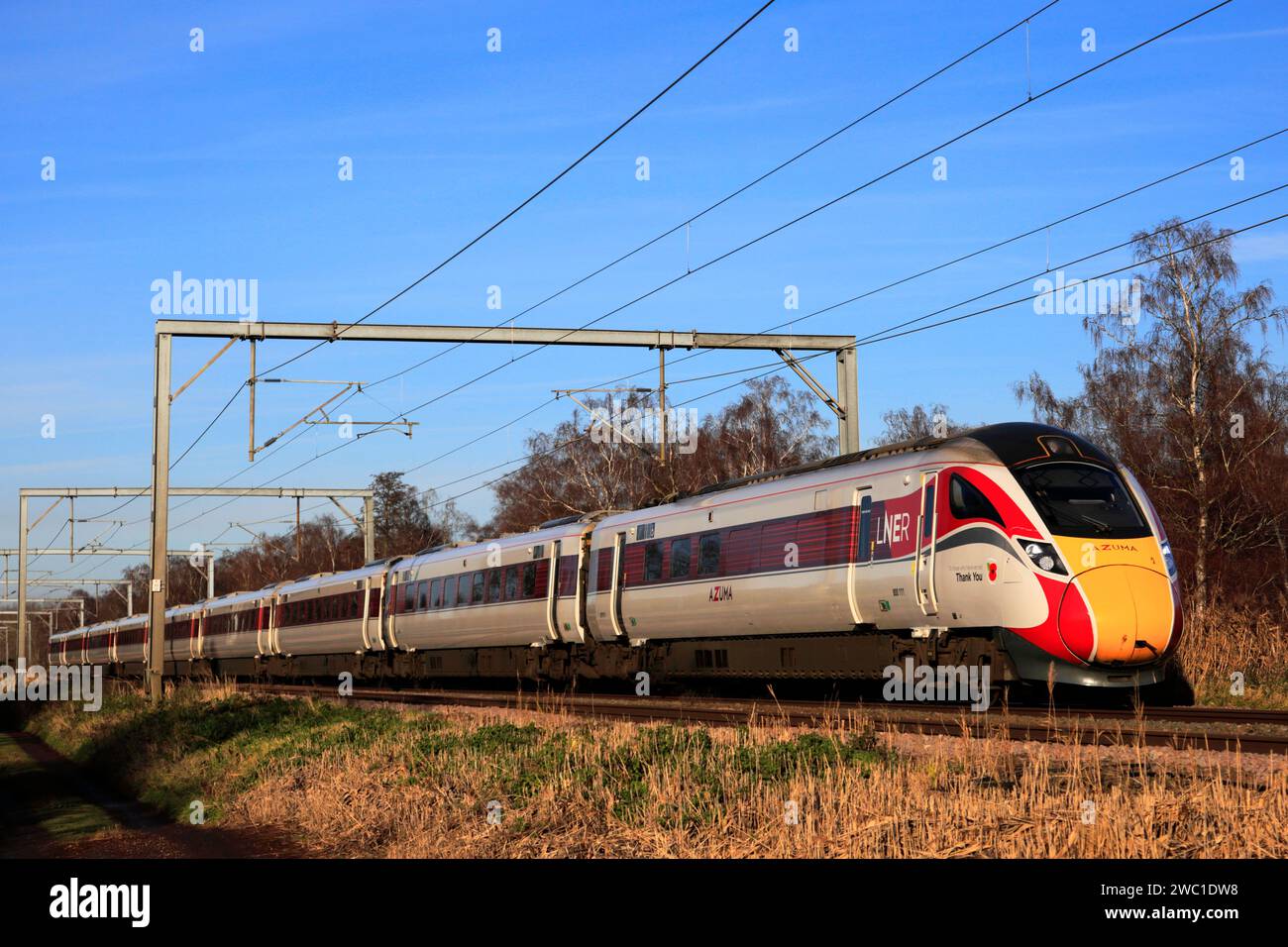 LNER, Azuma 801 Klasse Zug, vorbei an Offord Cluny Village, East Coast Main Line Railway, Cambridgeshire, England, Großbritannien Stockfoto