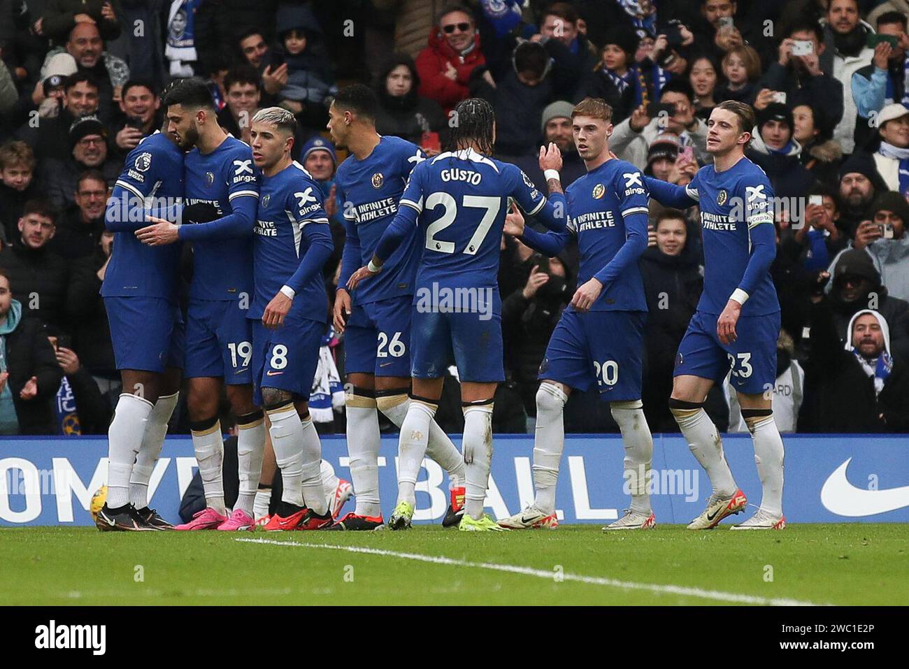 London, Großbritannien. Januar 2024. Cole Palmer aus Chelsea schickt Fulham Torhüter Bernd Leno aus dem Elfmeterschießen, um 1-0 Punkte zu erzielen und feiert mit seinen Teamkollegen am 13. Januar 2024 in Stamford Bridge in London, England. Foto von Ken Sparks. Nur redaktionelle Verwendung, Lizenz für kommerzielle Nutzung erforderlich. Keine Verwendung bei Wetten, Spielen oder Publikationen eines einzelnen Clubs/einer Liga/eines Spielers. Quelle: UK Sports Pics Ltd/Alamy Live News Stockfoto