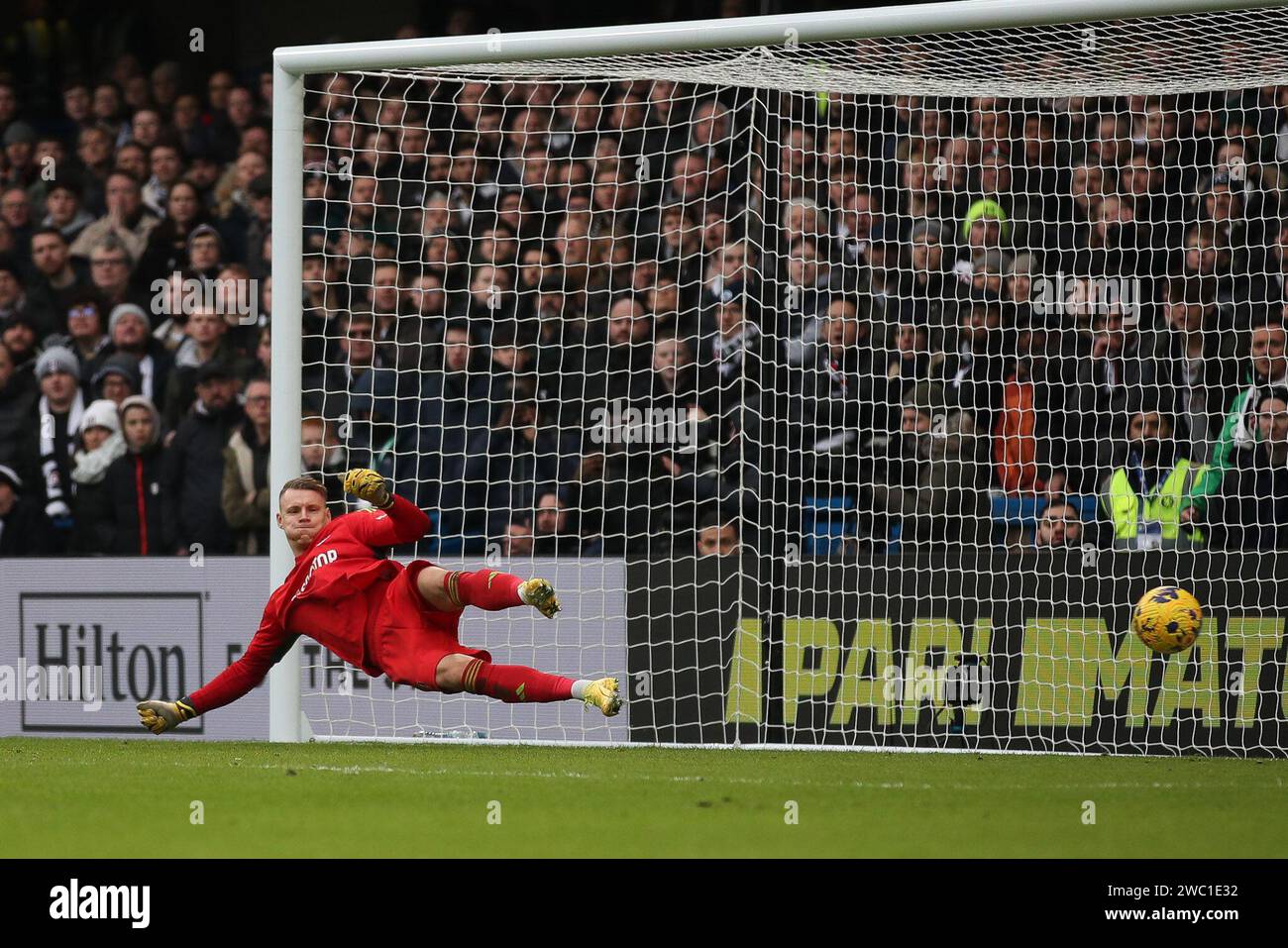 London, Großbritannien. Januar 2024. Cole Palmer aus Chelsea schickt Fulham Torhüter Bernd Leno aus dem Elfmeterschießen und erzielte beim Premier League-Spiel zwischen Chelsea und Fulham am 13. Januar 2024 in Stamford Bridge, London, England das Ergebnis 1-0. Foto von Ken Sparks. Nur redaktionelle Verwendung, Lizenz für kommerzielle Nutzung erforderlich. Keine Verwendung bei Wetten, Spielen oder Publikationen eines einzelnen Clubs/einer Liga/eines Spielers. Quelle: UK Sports Pics Ltd/Alamy Live News Stockfoto