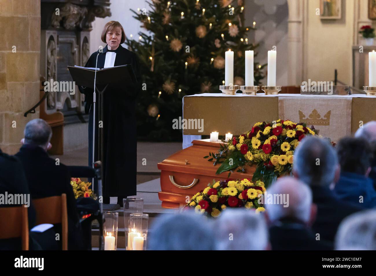 In einer bewegenden Trauerfeier haben gehoerige und Mitglieder der Westfaelischen Kirche am Samstag 13.01.2024 in der evangelischen Neustaedter Marienkirche in Bielefeld Abschied von dem frueheren Praeses Hans-Martin Linnemann genommen. Die ehemalige EKD-Ratsvorsitzende und westfaelische Praeses, Annette Kurschus Foto, wuerdigte Linnemann als Theologen, der tiefe Froemmigkeit und Pragmatismus verbunden habe. Linnemann, der am 2. Januar im Alter von 93 Jahren gestorben war, Stand von 1985 bis 1996 an der Spitze der Evangelischen Kirche von Westfalen. Die Beisetzung Linnemanns soll am Monta Stockfoto