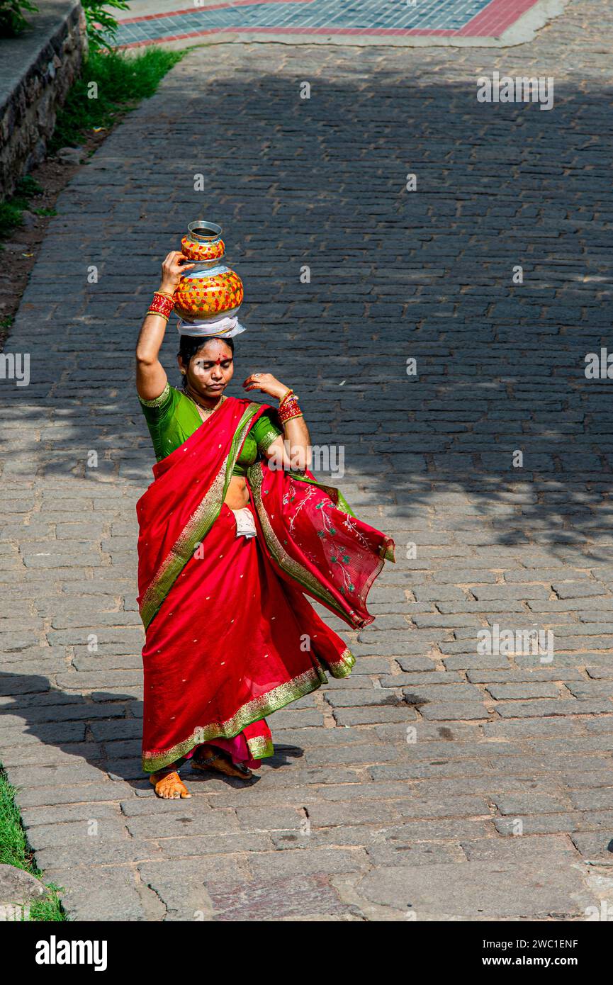 09 01 2015 Indische Frauen in farbenfrohen traditionellen Saris besuchen Golkonda Fort Hyderabad, Telangana, Indien.Asien. Stockfoto