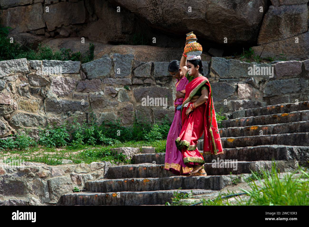 09 01 2015 Indische Frauen in farbenfrohen traditionellen Saris besuchen Golkonda Fort Hyderabad, Telangana, Indien.Asien. Stockfoto