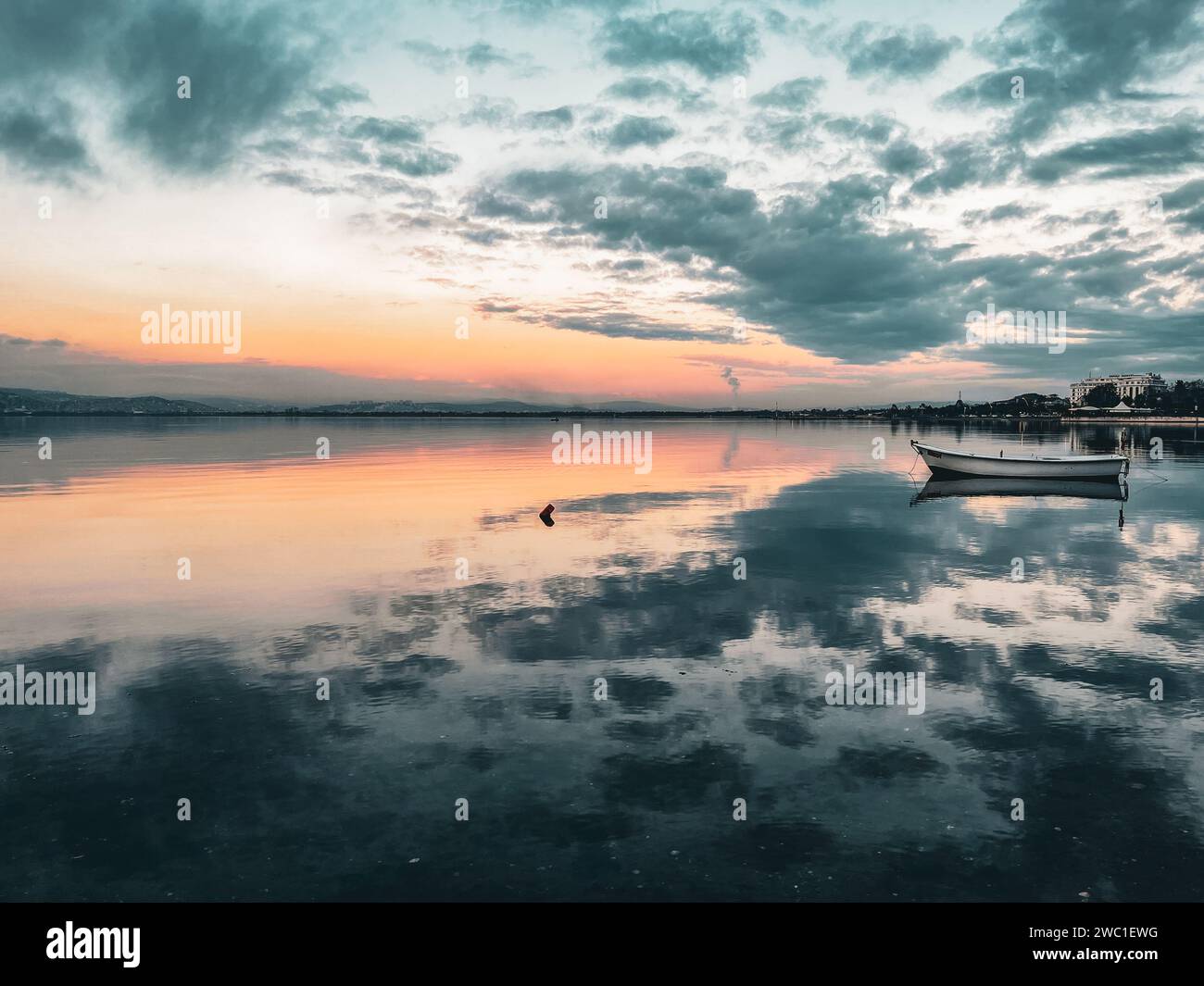 Izmit Korfezi, Basiskele, Kocaeli, Türkei - 4. Januar 2024: Aqua Träume, Wolken malen die Bucht, gefangen in den Wolken Stockfoto