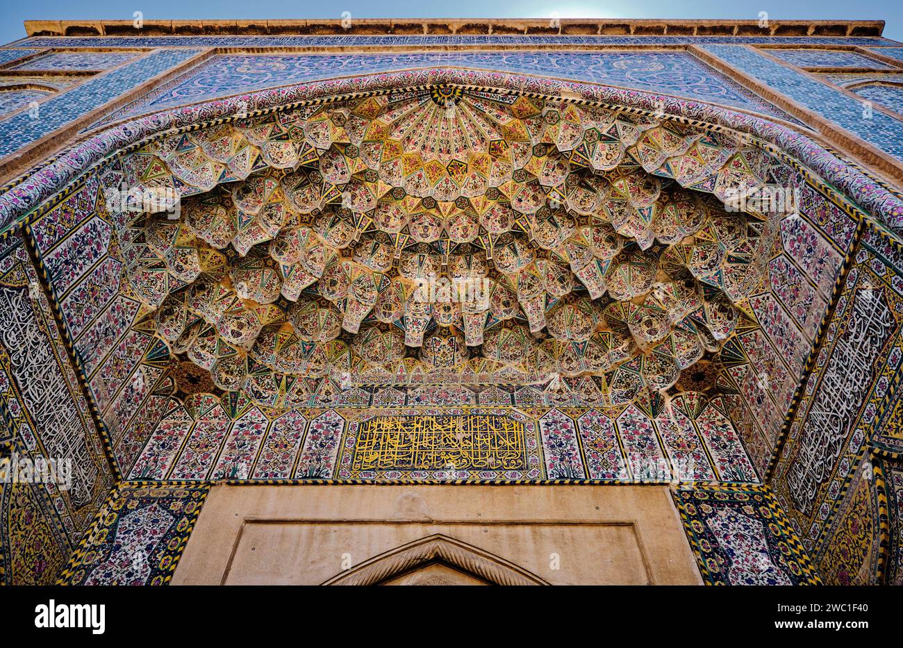 Shiraz, Iran 06.26.2023: Nasir-ol-Molk Moschee, prächtige cremige Fliesen der Wand. Stockfoto