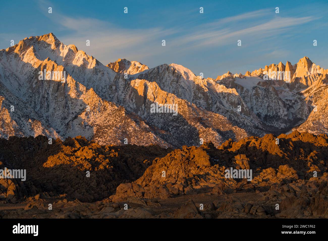 Lone Pine Peak bei Sonnenaufgang aus den Alabama Hills, Kalifornien Stockfoto