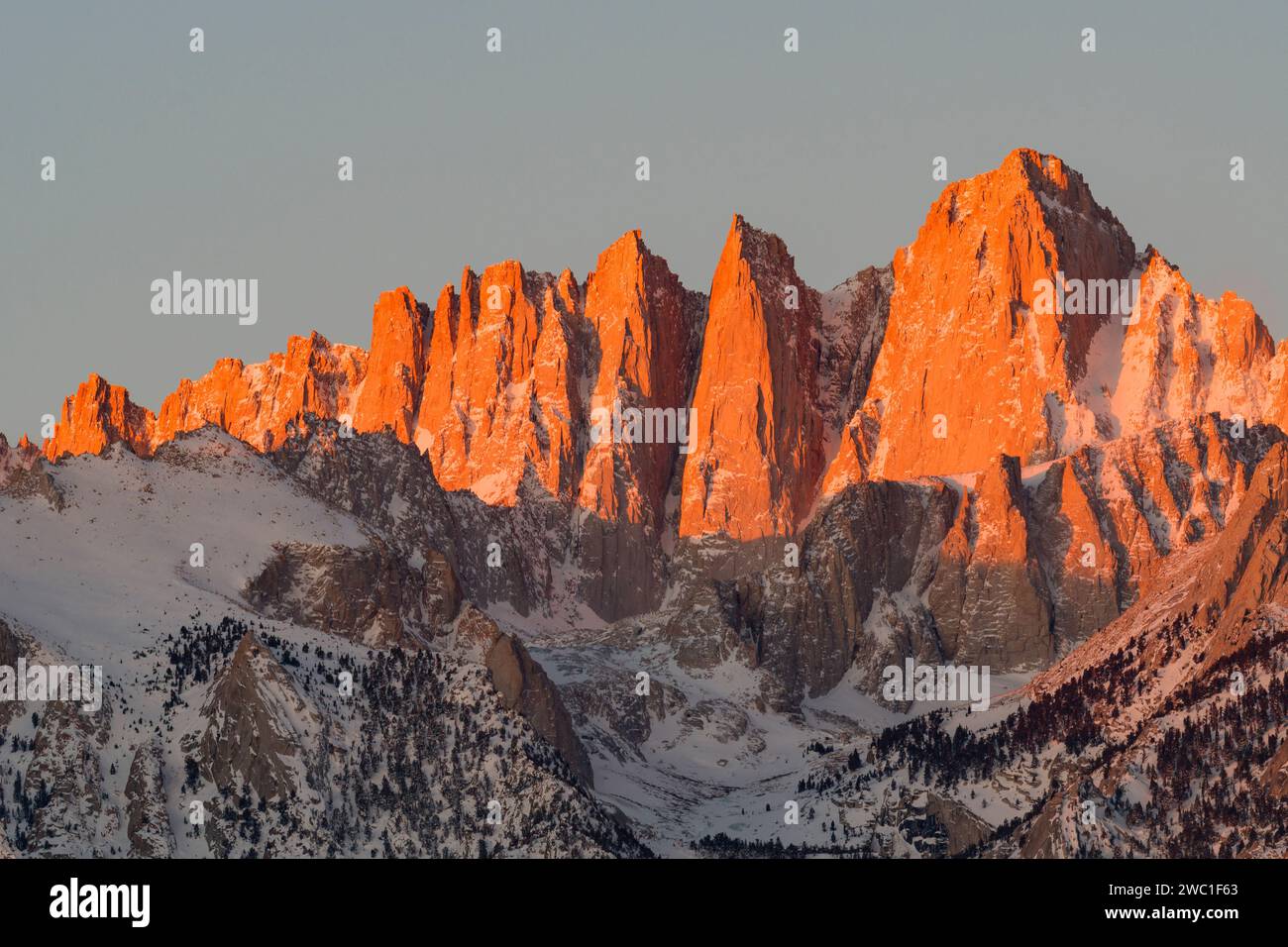 Mt. Whitney bei Sonnenaufgang, aus den Alabama Hills, Kalifornien Stockfoto