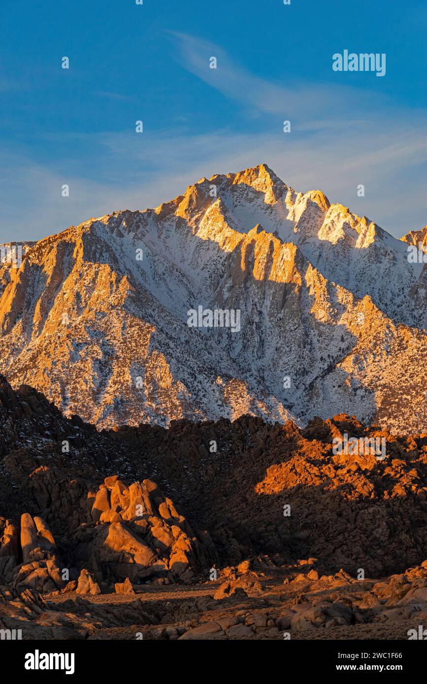 Lone Pine Peak bei Sonnenaufgang aus den Alabama Hills, Kalifornien Stockfoto