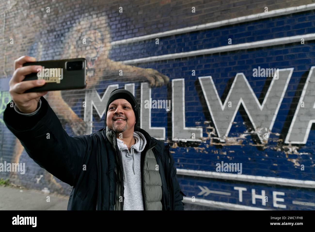 London, Großbritannien. September 2020. Der Unterstützer von Millwall macht ein Selfie vor dem Stadion vor dem Sky Bet Championship Match Millwall gegen Middlesbrough im den, London, Großbritannien, 13. Januar 2024 (Foto: Juan Gasparini/News Images) in London, Großbritannien am 12. September 2020. (Foto: Juan Gasparini/News Images/SIPA USA) Credit: SIPA USA/Alamy Live News Stockfoto