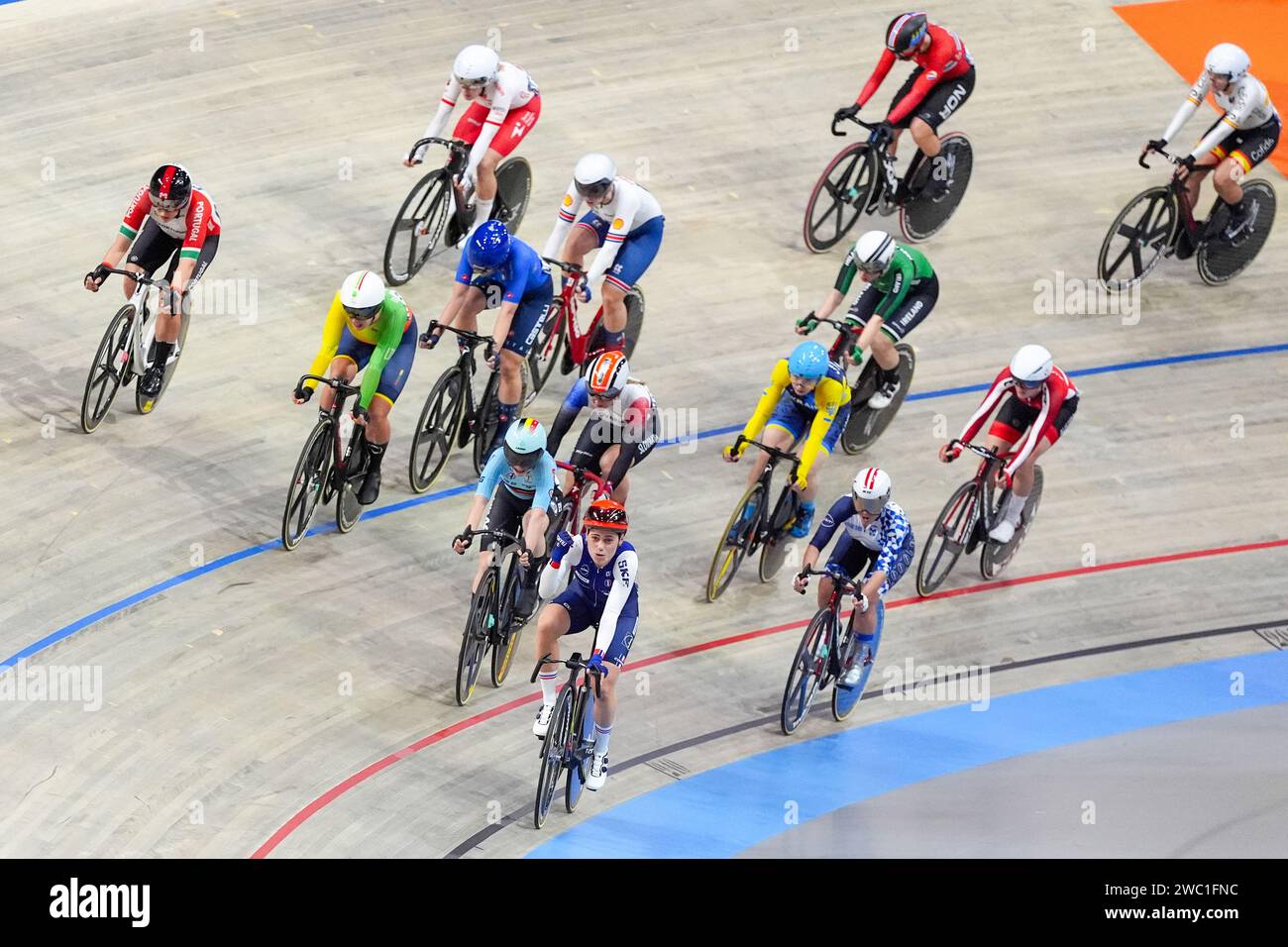 Apeldoorn, Niederlande. Januar 2024. APELDOORN, NIEDERLANDE - 11. JANUAR: Clara Copponi aus Frankreich feiert den Sieg, nachdem sie am 2. Tag der UEC Track Elite Europameisterschaft 2024 in Omnisport am 11. Januar 2024 in Apeldoorn, Niederlande, beim Women's Scratch Race teilgenommen hat. (Foto: Joris Verwijst/BSR Agency) Credit: BSR Agency/Alamy Live News Stockfoto
