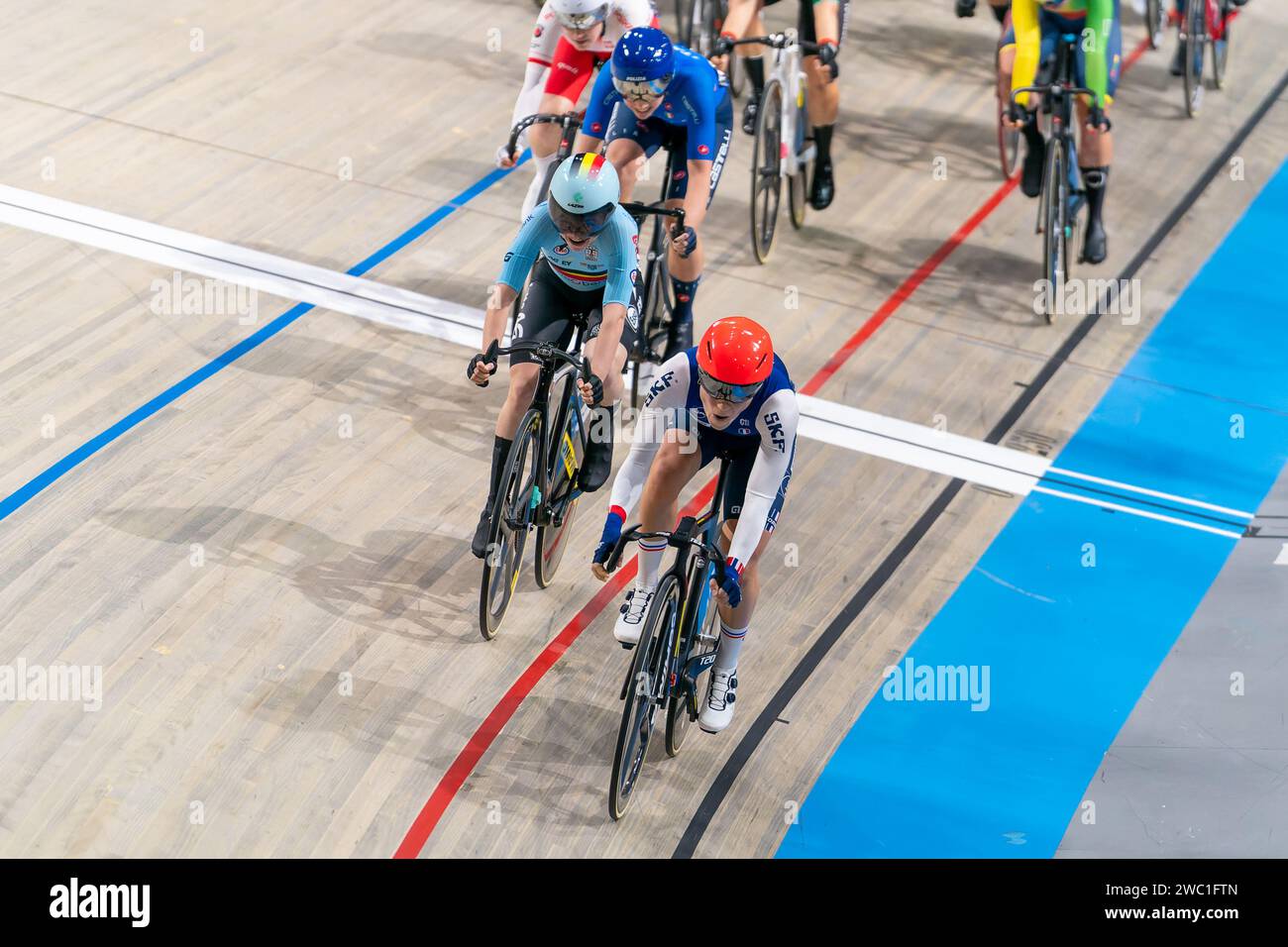 Apeldoorn, Niederlande. Januar 2024. APELDOORN, NIEDERLANDE - 11. JANUAR: Clara Copponi aus Frankreich feiert den Sieg, nachdem sie am 2. Tag der UEC Track Elite Europameisterschaft 2024 in Omnisport am 11. Januar 2024 in Apeldoorn, Niederlande, beim Women's Scratch Race teilgenommen hat. (Foto: Joris Verwijst/BSR Agency) Credit: BSR Agency/Alamy Live News Stockfoto