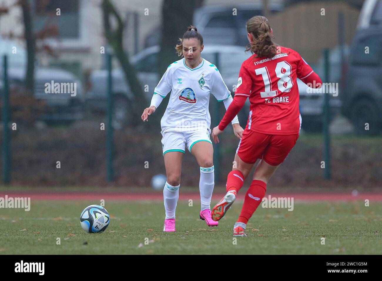 Lastrup, Deutschland. Januar 2024. v.li.: Maja Sternad (SV Werder Bremen, 11) und Sophie te Brake (FC Twente Vrouwen, 18) im Zweikampf, Duell, Dynamik, Aktion, Action, Spielszene, 13.01.2024, Lastrup (Deutschland), Fussball, Testspiel Frauen, SV Werder Bremen - FC Twente Enschede Credit: dpa/Alamy Live News Stockfoto