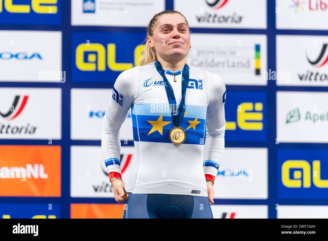 Apeldoorn, Niederlande. Januar 2024. APELDOORN, NIEDERLANDE - 11. JANUAR: Clara Copponi aus Frankreich feiert während der Podestzeremonie, nachdem sie am 2. Tag der UEC Track Elite Europameisterschaft 2024 in Omnisport am 11. Januar 2024 in Apeldoorn, Niederlande, beim Women's Scratch Race teilgenommen hat. (Foto: Joris Verwijst/BSR Agency) Credit: BSR Agency/Alamy Live News Stockfoto