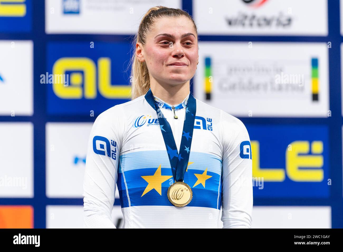 Apeldoorn, Niederlande. Januar 2024. APELDOORN, NIEDERLANDE - 11. JANUAR: Clara Copponi aus Frankreich feiert während der Podestzeremonie, nachdem sie am 2. Tag der UEC Track Elite Europameisterschaft 2024 in Omnisport am 11. Januar 2024 in Apeldoorn, Niederlande, beim Women's Scratch Race teilgenommen hat. (Foto: Joris Verwijst/BSR Agency) Credit: BSR Agency/Alamy Live News Stockfoto